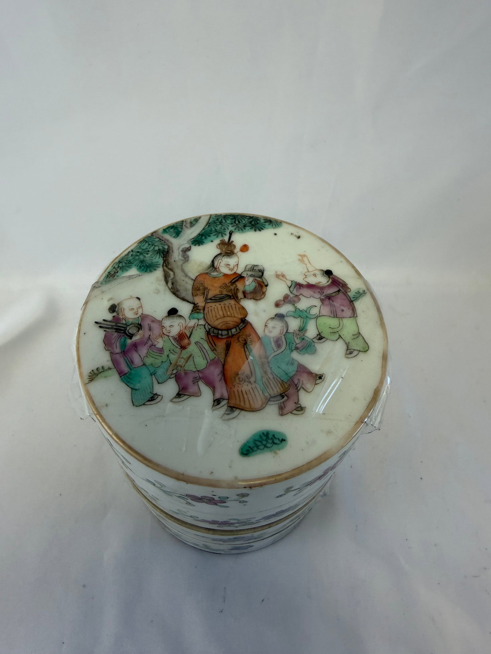 Chinese famille rose porcelain China children boxes: Size:tall 5 inch. Provenance: From elkton MD collector. Preview Day: Preview open On Sep 5th Sat 10AM-4 PM, welcome. We can offer Affordable, Reliable packing and shipping to all over the world for mo