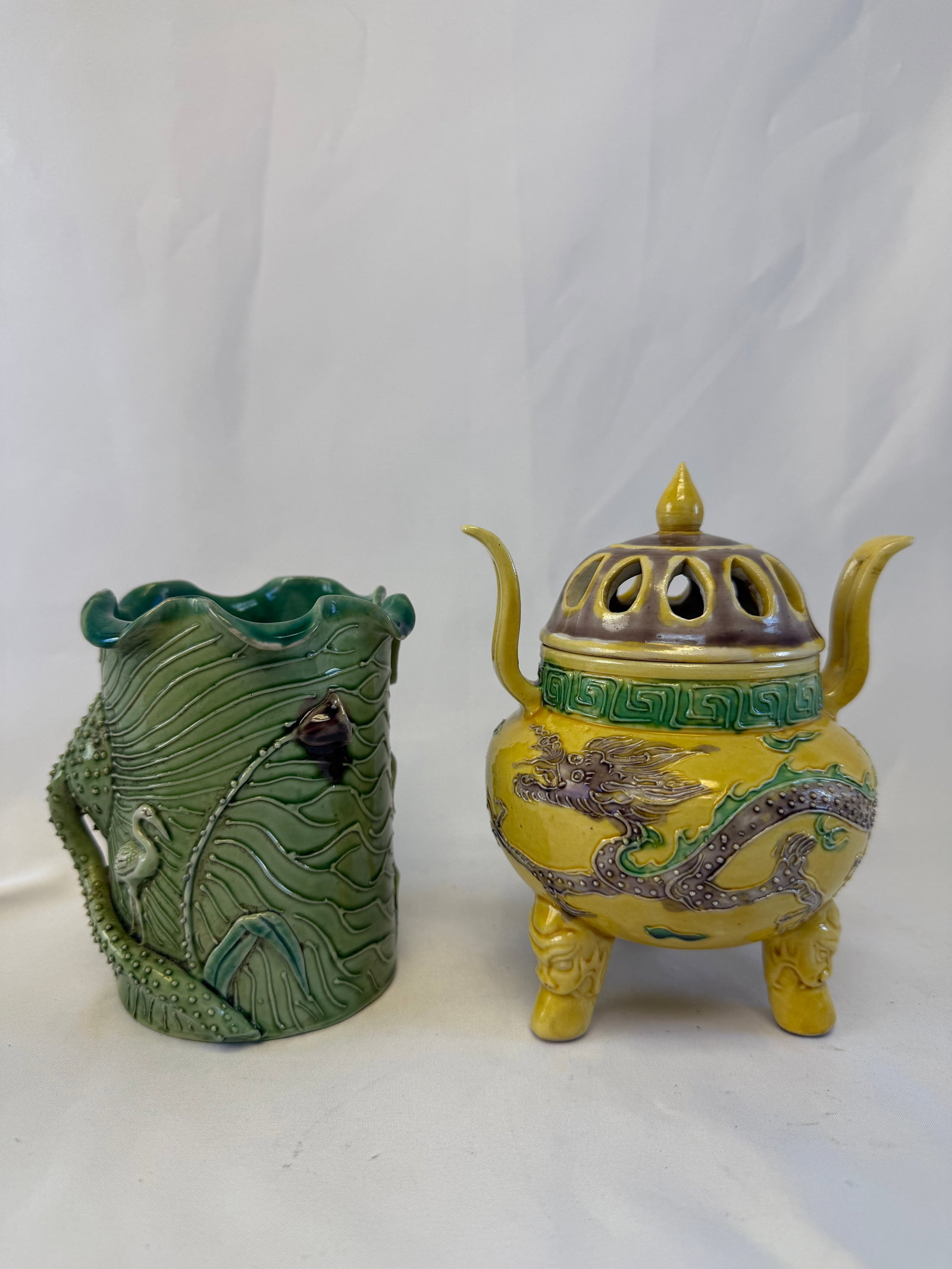 Set of 2 Chinese Rose porcelain brush pot and incense burner: Size: 4.8 inch. Provenance: From elkton MD collector. Preview Day: Preview open On Sep 5th Sat 10AM-4 PM, welcome. We can offer Affordable, Reliable packing and shipping to all over the world for