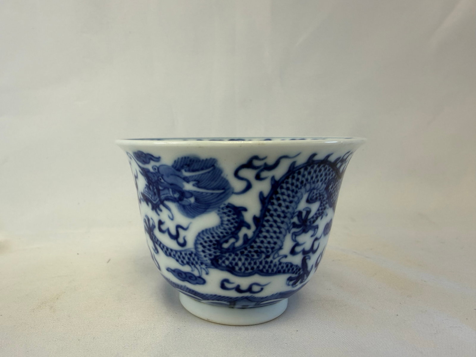 Chinese Blue And White dragon Porcelain China cup mark: Size: 3.4 inch. Provenance: From elkton MD collector. Preview Day: Preview open On Sep 5th Sat 10AM-4 PM, welcome. We can offer Affordable, Reliable packing and shipping to all over the world for most