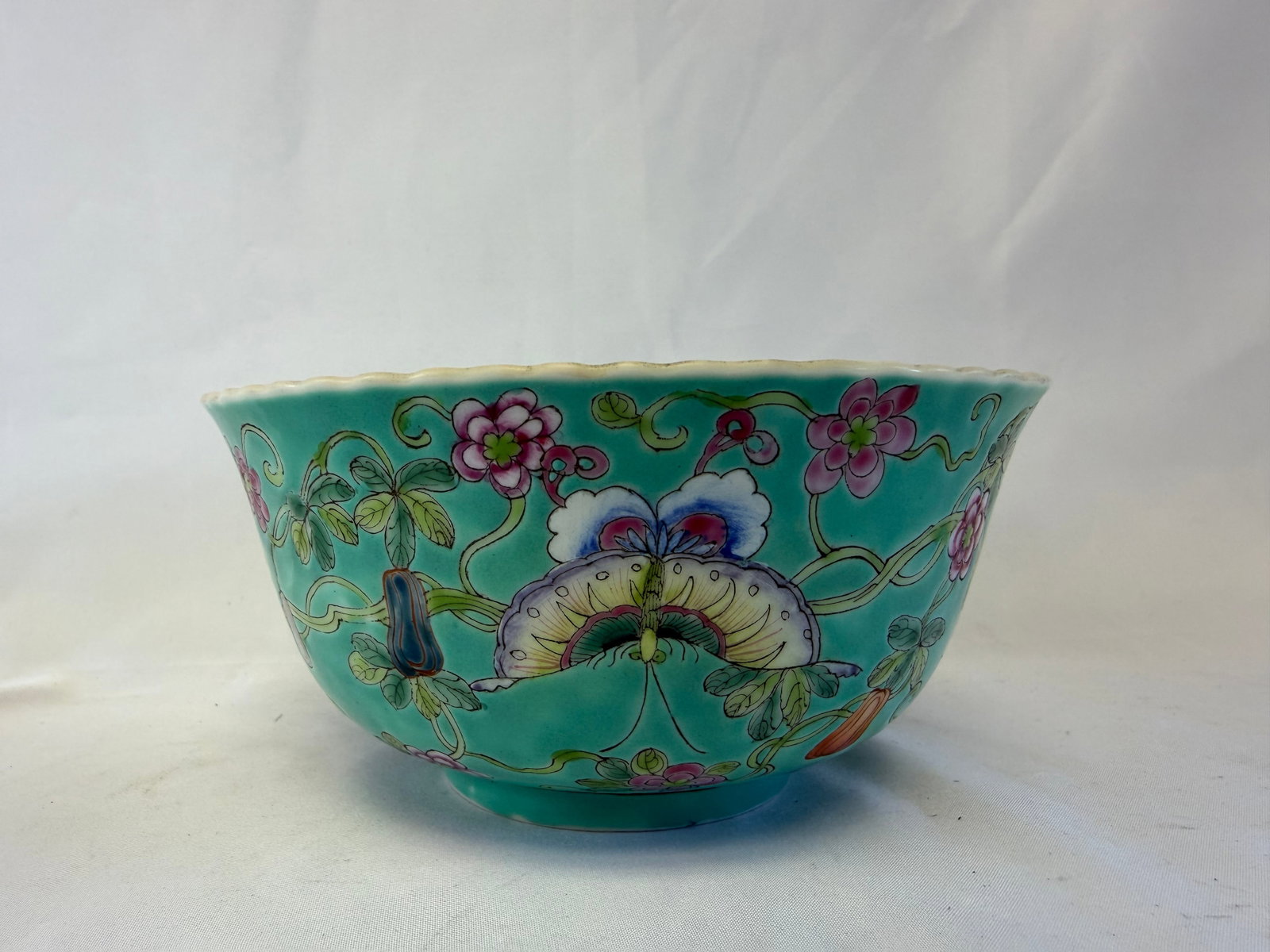 Chinese antique famille rose butterflies porcelain bowl mark: Size: 6 inch. Provenance: From elkton MD collector. Preview Day: Preview open On Sep 5th Sat 10AM-4 PM, welcome. We can offer Affordable, Reliable packing and shipping to all over the world for most i