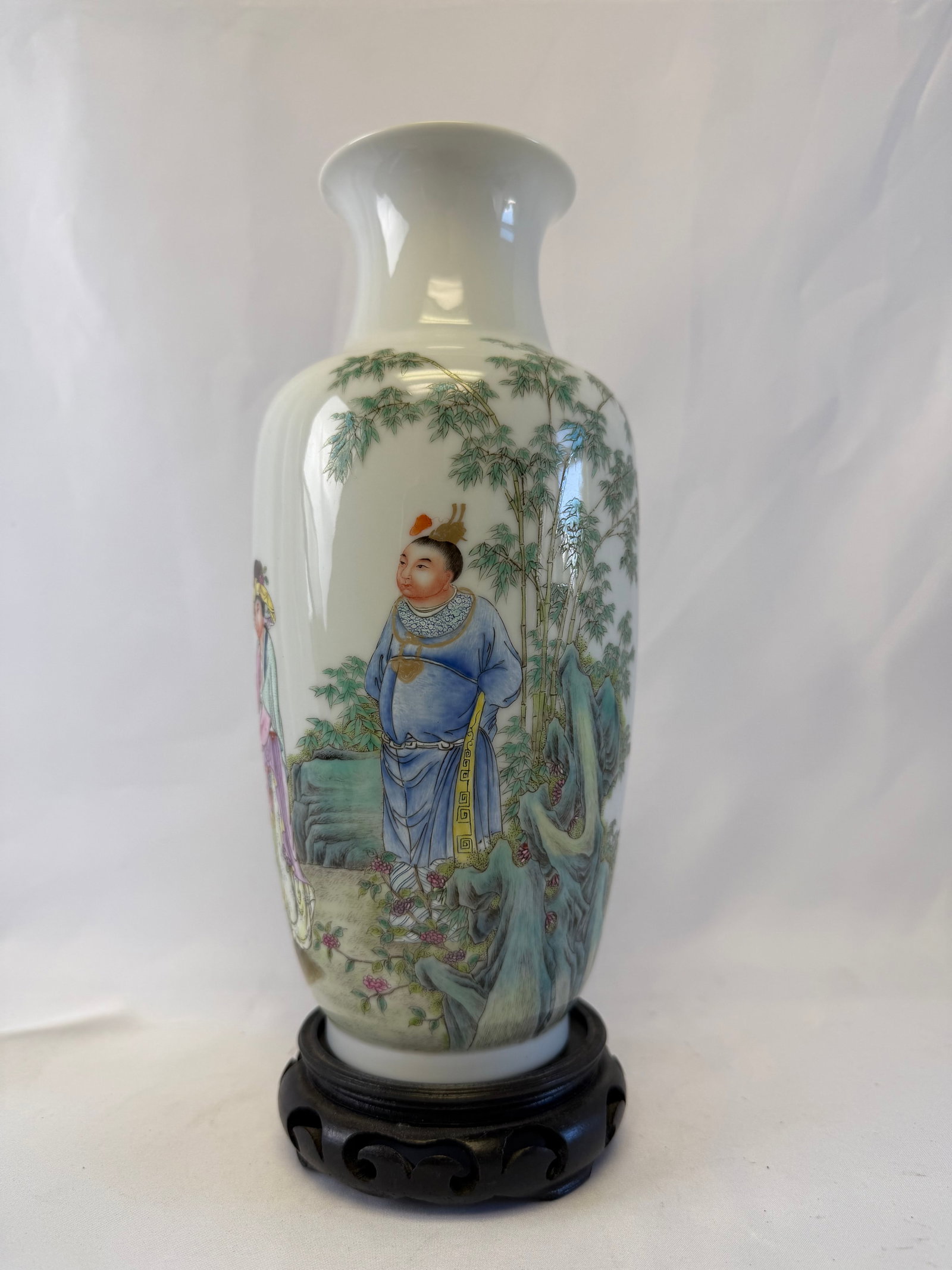 Chinese famille rose scene porcelain vase mark: Size: 8 inch. Provenance: From elkton MD collector. Preview Day: Preview open On Sep 5th Sat 10AM-4 PM, welcome. We can offer Affordable, Reliable packing and shipping to all over the world for most i