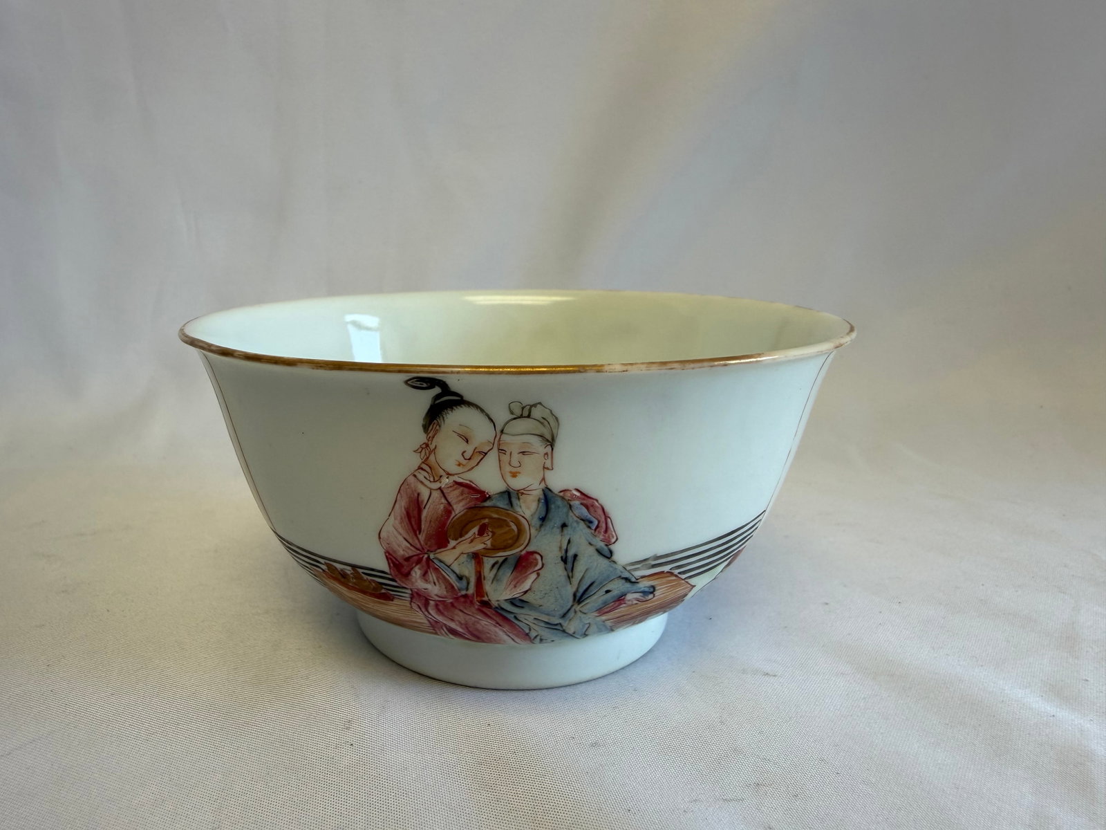 Chinese famille rose figures porcelain China bowl: Size: 4.3 inch. Provenance: From edison NJ collector. Preview Day: Preview open On Sep 5th Sat 10AM-4 PM, welcome. We can offer Affordable, Reliable packing and shipping to all over the world for most