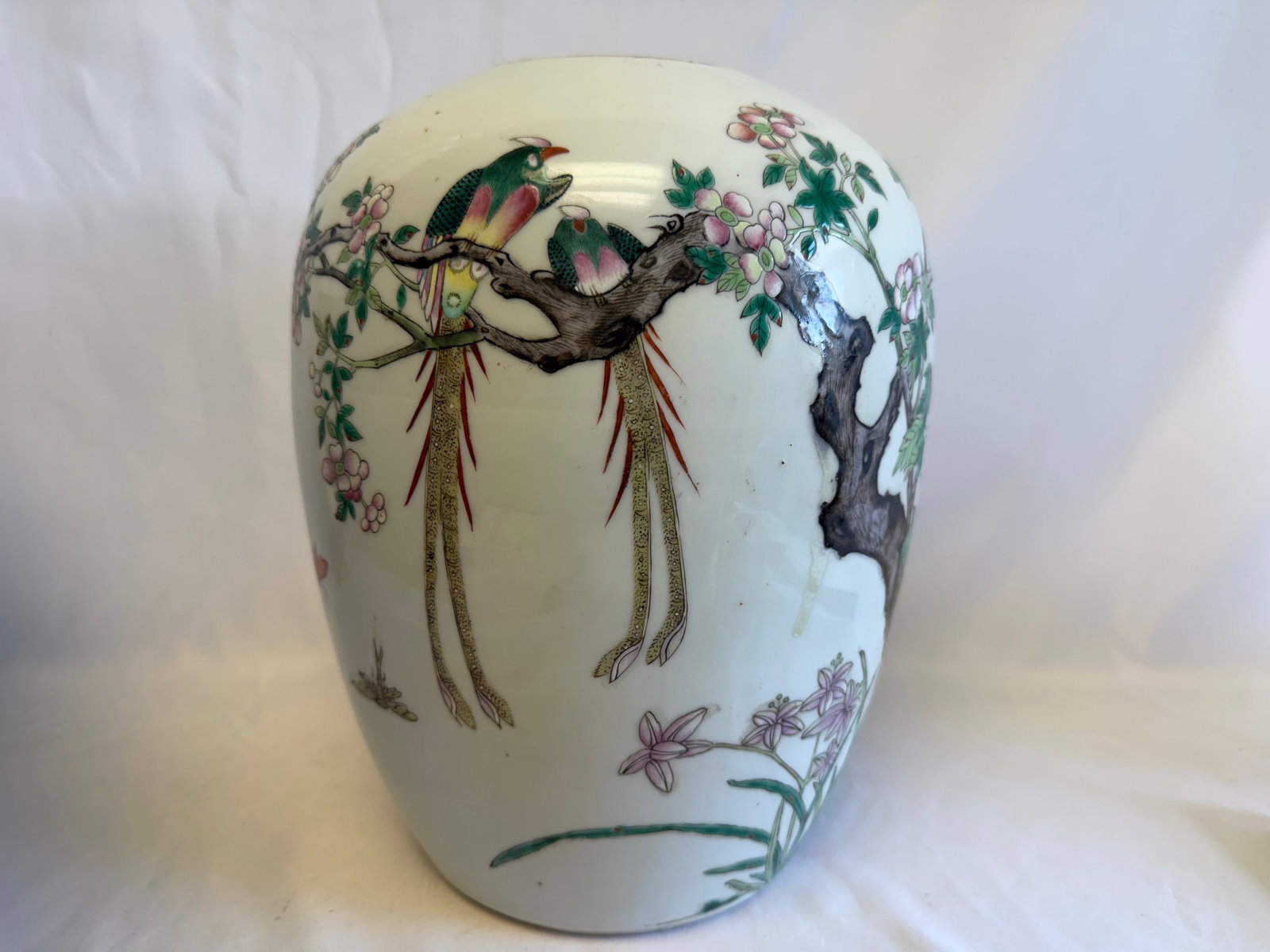 Chinese famille rose birds porcelain China jar: Size: H 10.8 inch. Provenance: From Landenberg PA collector. Preview Day: Preview open On Sep 5th Sat 10AM-4 PM, welcome. We can offer Affordable, Reliable packing and shipping to all over the world f