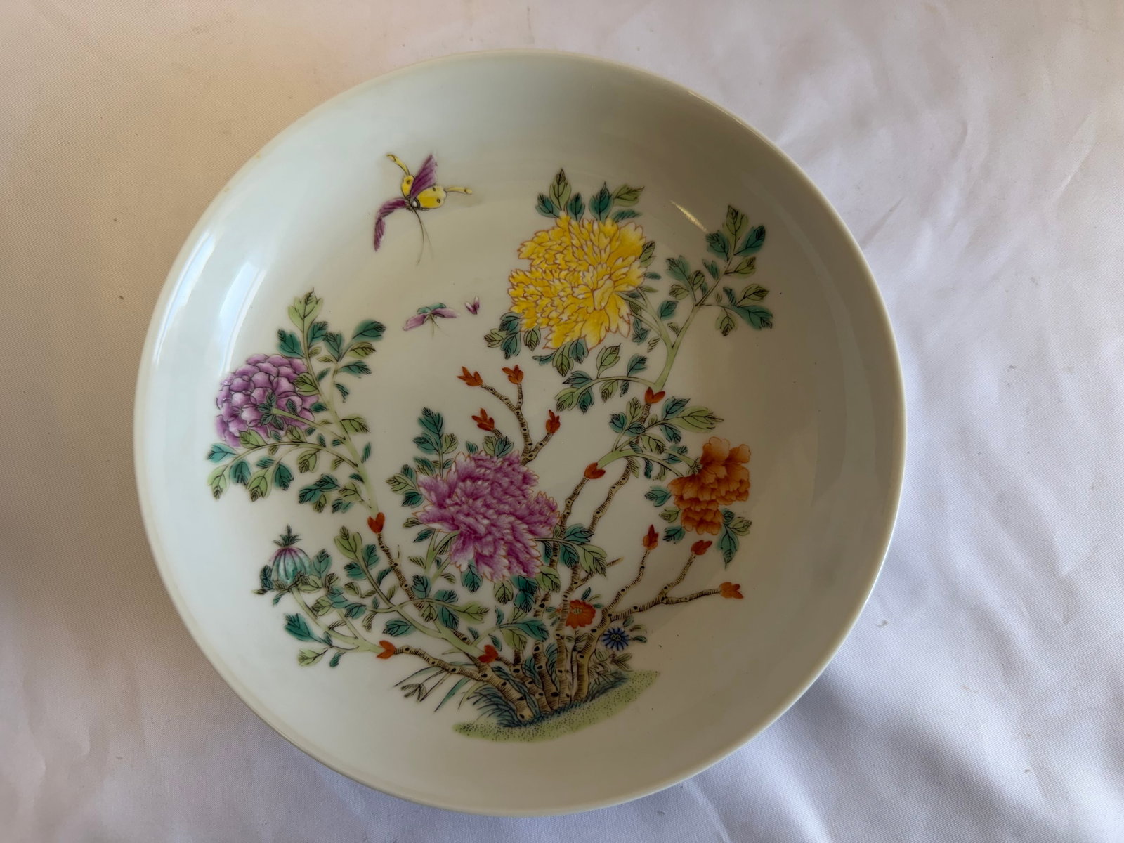 Chinese antique famille rose flowers China porcelain plate mark: Size: width 7 inch. Provenance: From harrison NJ collector. Preview Day: Preview open On Sep 5th Sat 10AM-4 PM, welcome. We can offer Affordable, Reliable packing and shipping to all over the world fo