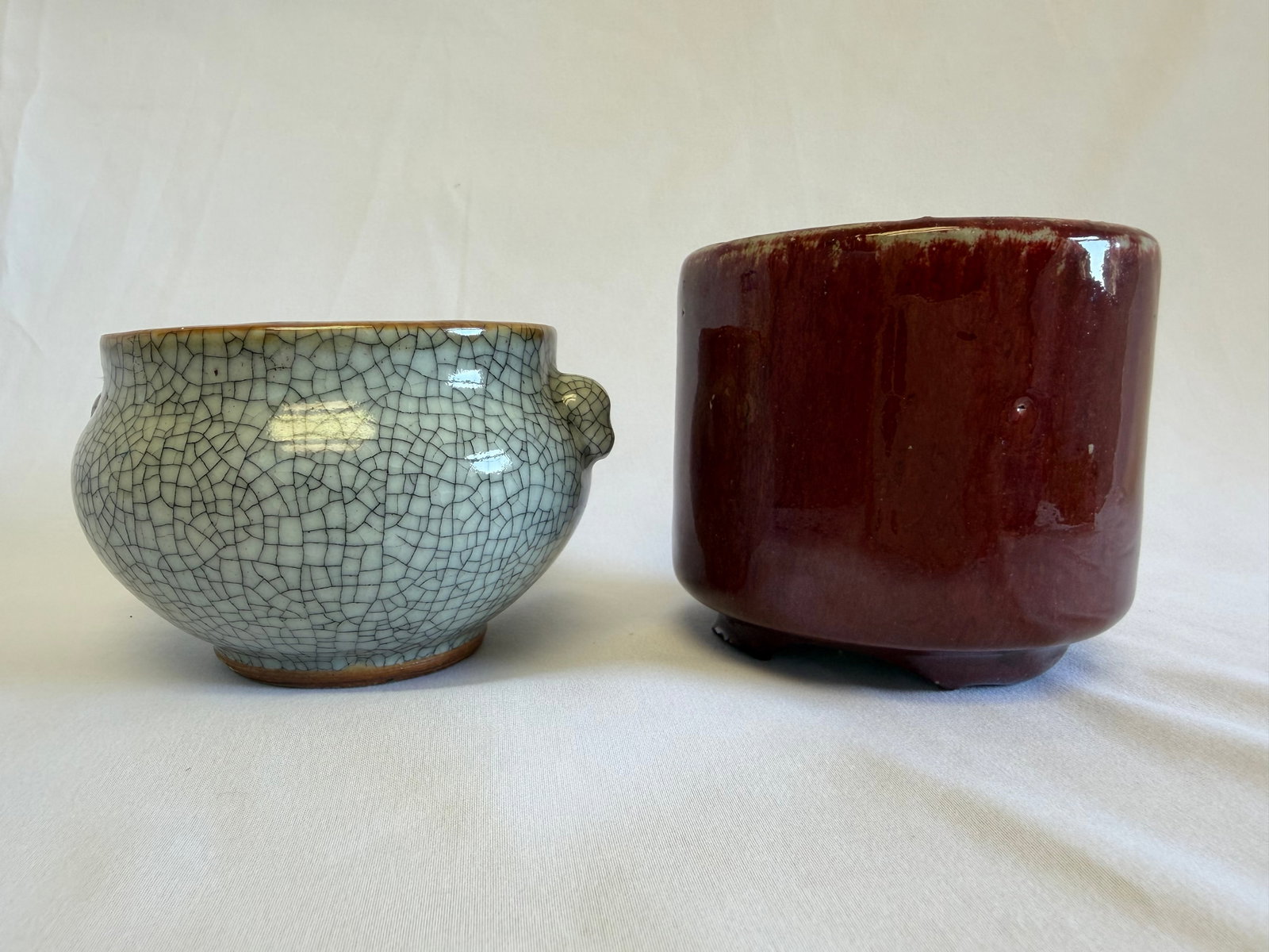 Set of 2 Chinese ice crack and BOEUF OX BLOOD red glazed incense burner: Size: width 4.5 / 3.75 inch. Provenance: From newark DE collector. Preview Day: Preview open On Sep 5th Sat 10AM-4 PM, welcome. We can offer Affordable, Reliable packing and shipping to all over the