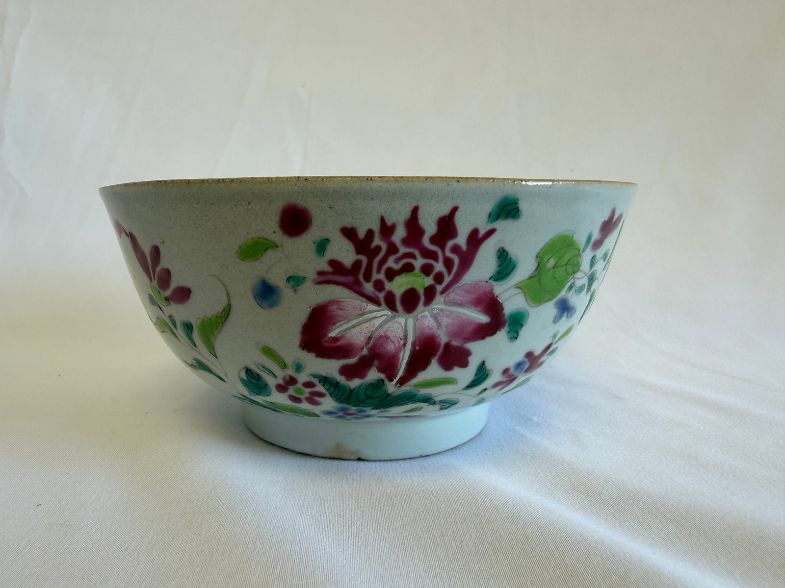 Chinese export famille rose flowers porcelain China bowl: Size: 5.5 inch. Provenance: From hockessin DE collector. Preview Day: Preview open On Sep 5th Sat 10AM-4 PM, welcome. We can offer Affordable, Reliable packing and shipping to all over the world for m