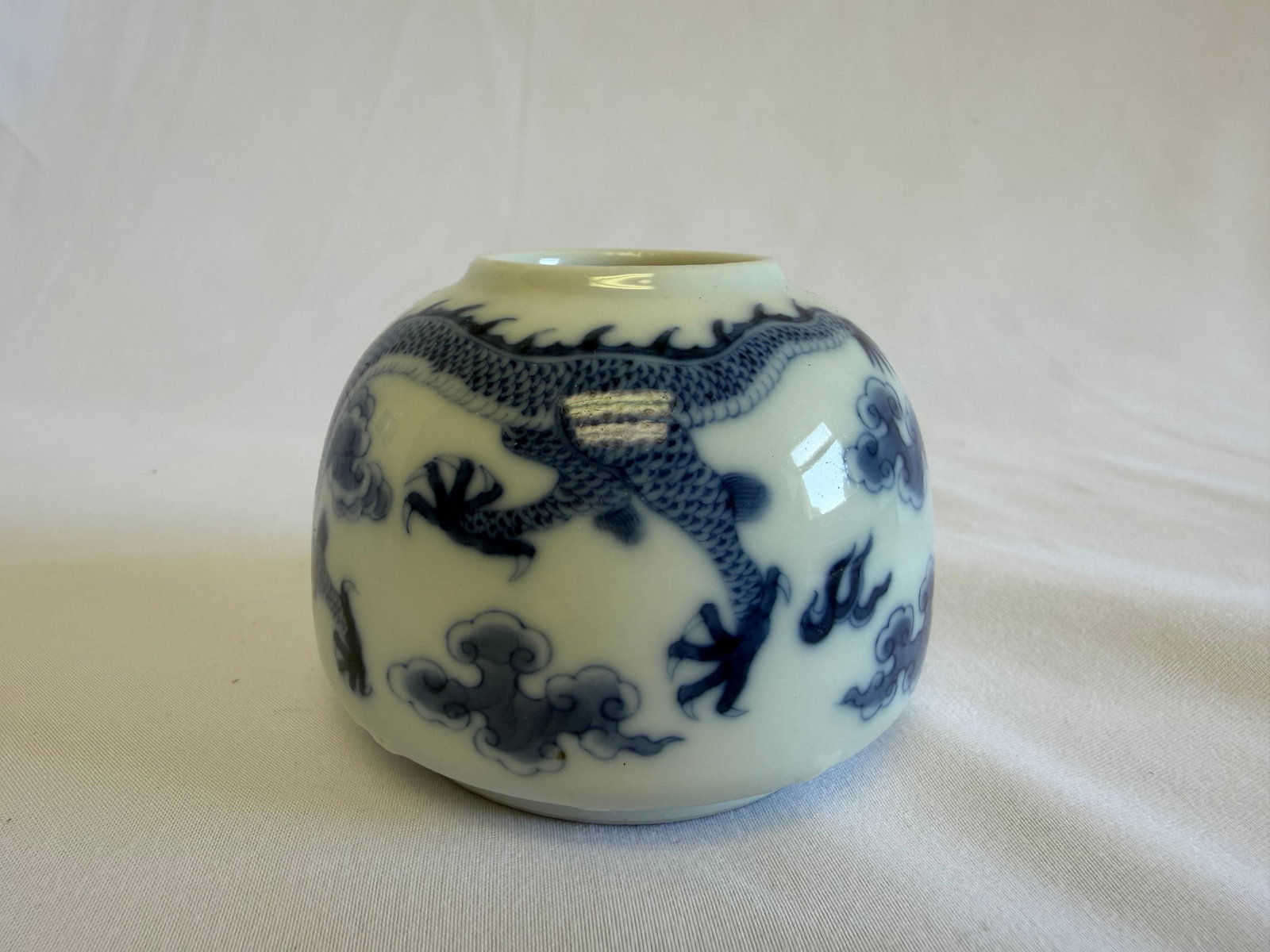Chinese blue and white dragon porcelain China water pot mark: Size: 3 inch. Provenance: From hockessin DE collector. Preview Day: Preview open On Sep 5th Sat 10AM-4 PM, welcome. We can offer Affordable, Reliable packing and shipping to all over the world for mos