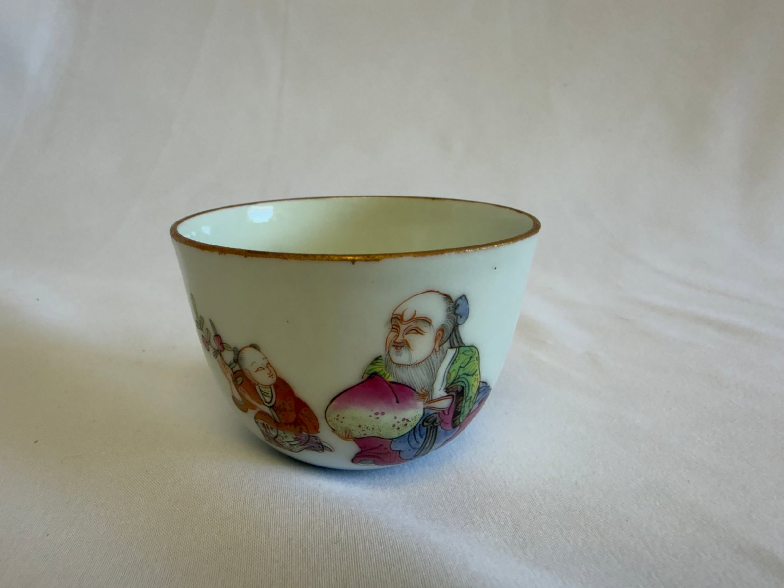 Chinese famille rose figures porcelain China tea cup: Size: 2.5 inch. Provenance: From hockessin DE collector. Preview Day: Preview open On Sep 5th Sat 10AM-4 PM, welcome. We can offer Affordable, Reliable packing and shipping to all over the world for m