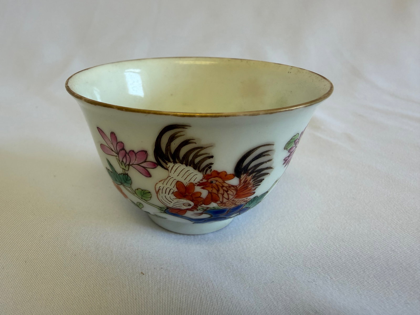 Chinese antique export famille rose Rooster porcelain China tea cup: Size: 2.5 inch. Provenance: From hockessin DE collector. Preview Day: Preview open On Sep 5th Sat 10AM-4 PM, welcome. We can offer Affordable, Reliable packing and shipping to all over the world for m