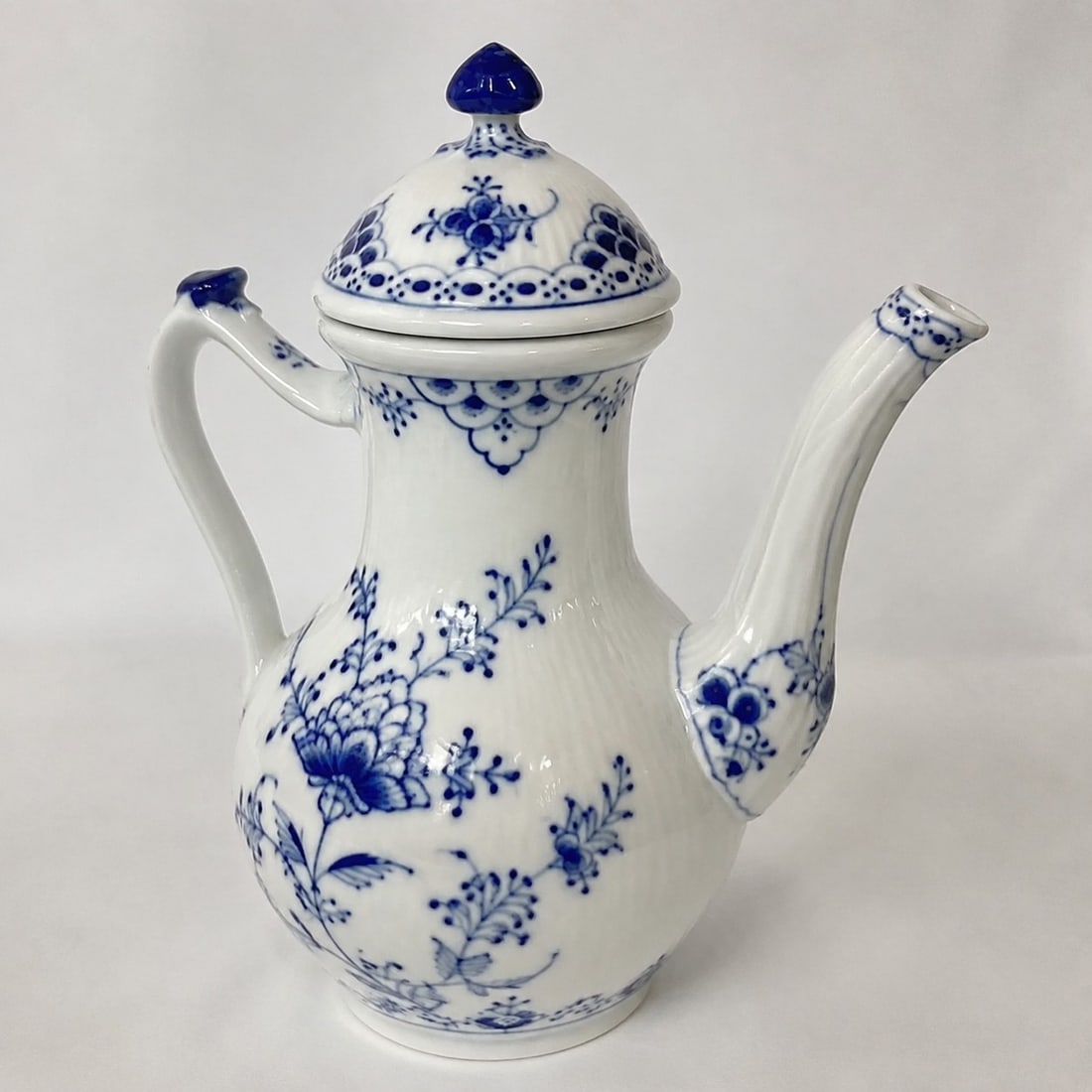 Royal Copenhagen Blue And White Porcelain pot: Size: 9 inch. Provenance: From malvern PA collector. Preview Day: Preview open On Sep 5th Sat 10AM-4 PM, welcome. We can offer Affordable, Reliable packing and shipping to all over the world for most 