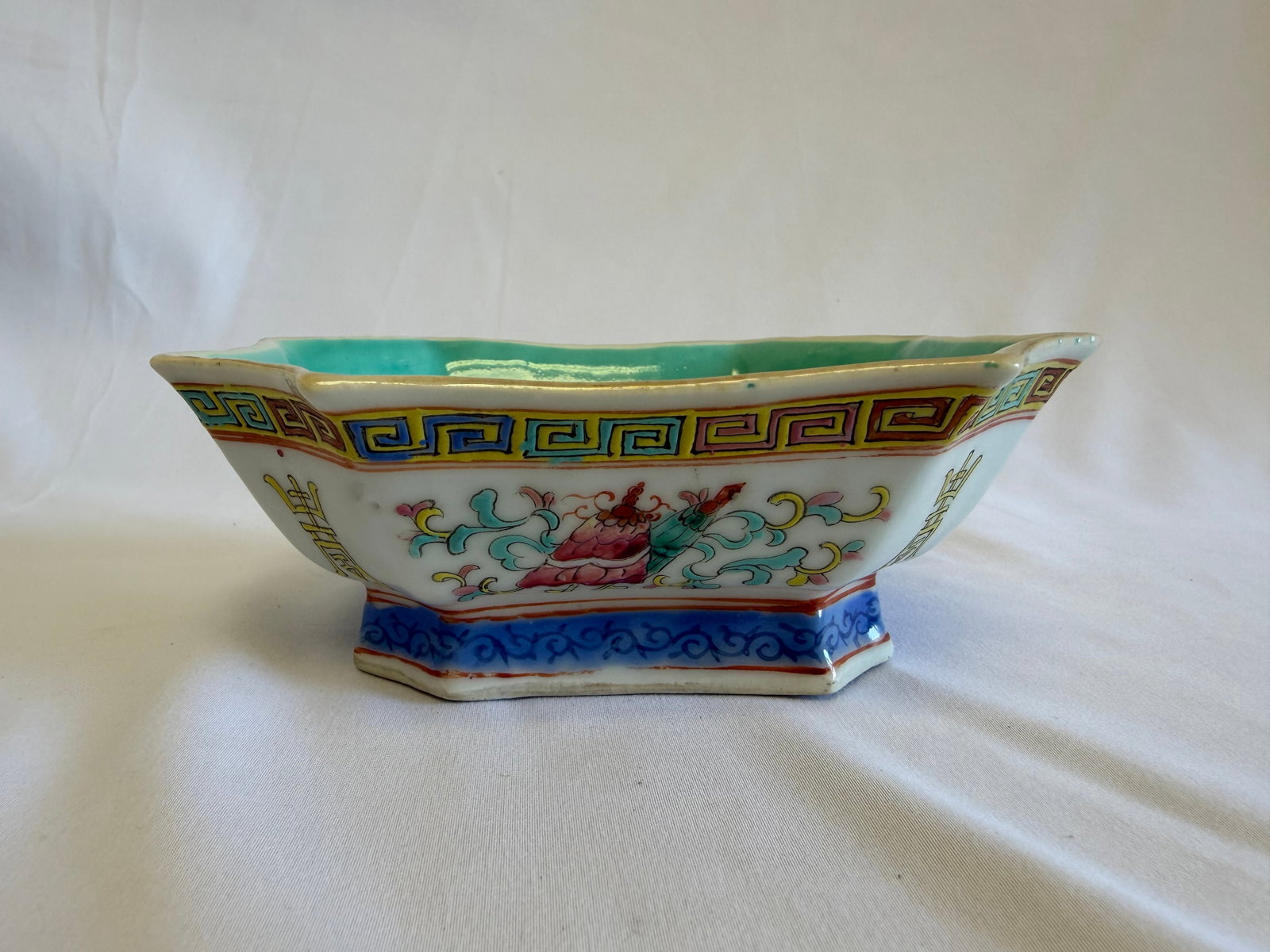 Chinese famille rose pattern bowl mark: Size: width 6.2 inch. Provenance: From malvern PA collector. Preview Day: Preview open On Sep 5th Sat 10AM-4 PM, welcome. We can offer Affordable, Reliable packing and shipping to all over the world f