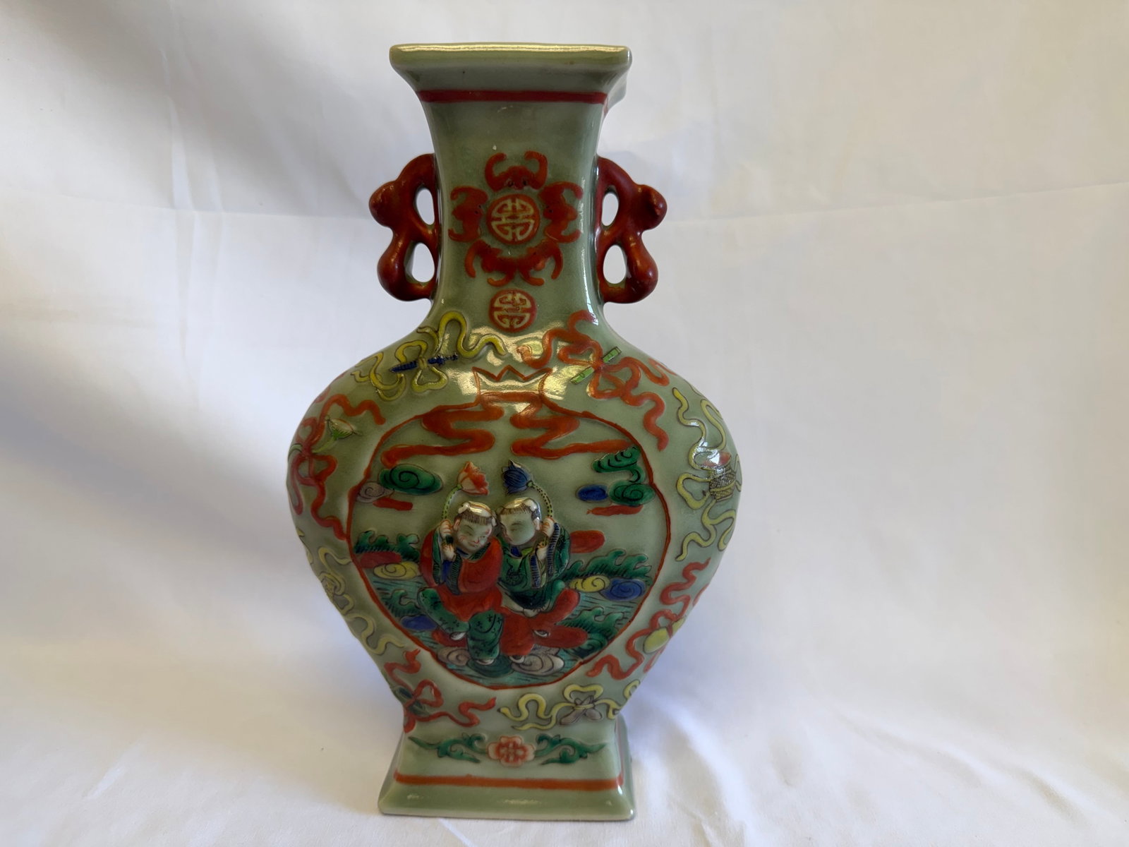 Chinese famille rose figures porcelain China ears vase: Size: Tall 11.25 inch. Provenance: From malvern PA collector. Preview Day: Preview open On Sep 5th Sat 10AM-4 PM, welcome. We can offer Affordable, Reliable packing and shipping to all over the world 