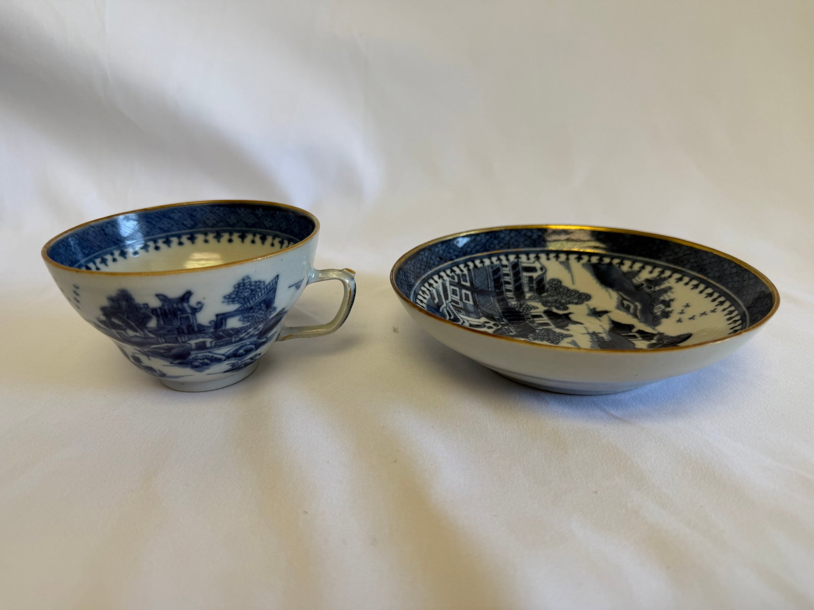 Chinese export Blue And White landscape Porcelain tea cup and saucer: Size: width 5.75 / 3.75 inch. Provenance: From bear DE collector. Preview Day: Preview open On Sep 5th Sat 10AM-4 PM, welcome. We can offer Affordable, Reliable packing and shipping to all over the wo