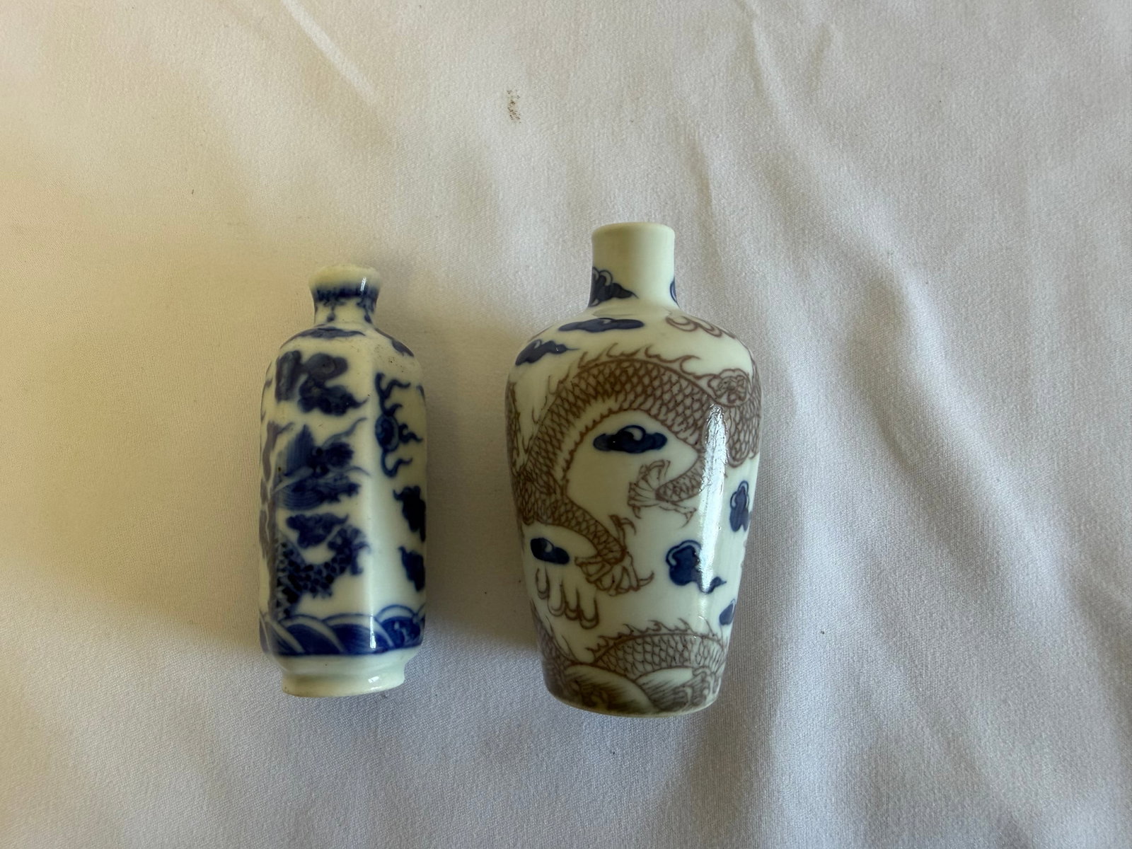Set of 2 Chinese blue and white dragons snuff bottles mark (1 of 6)