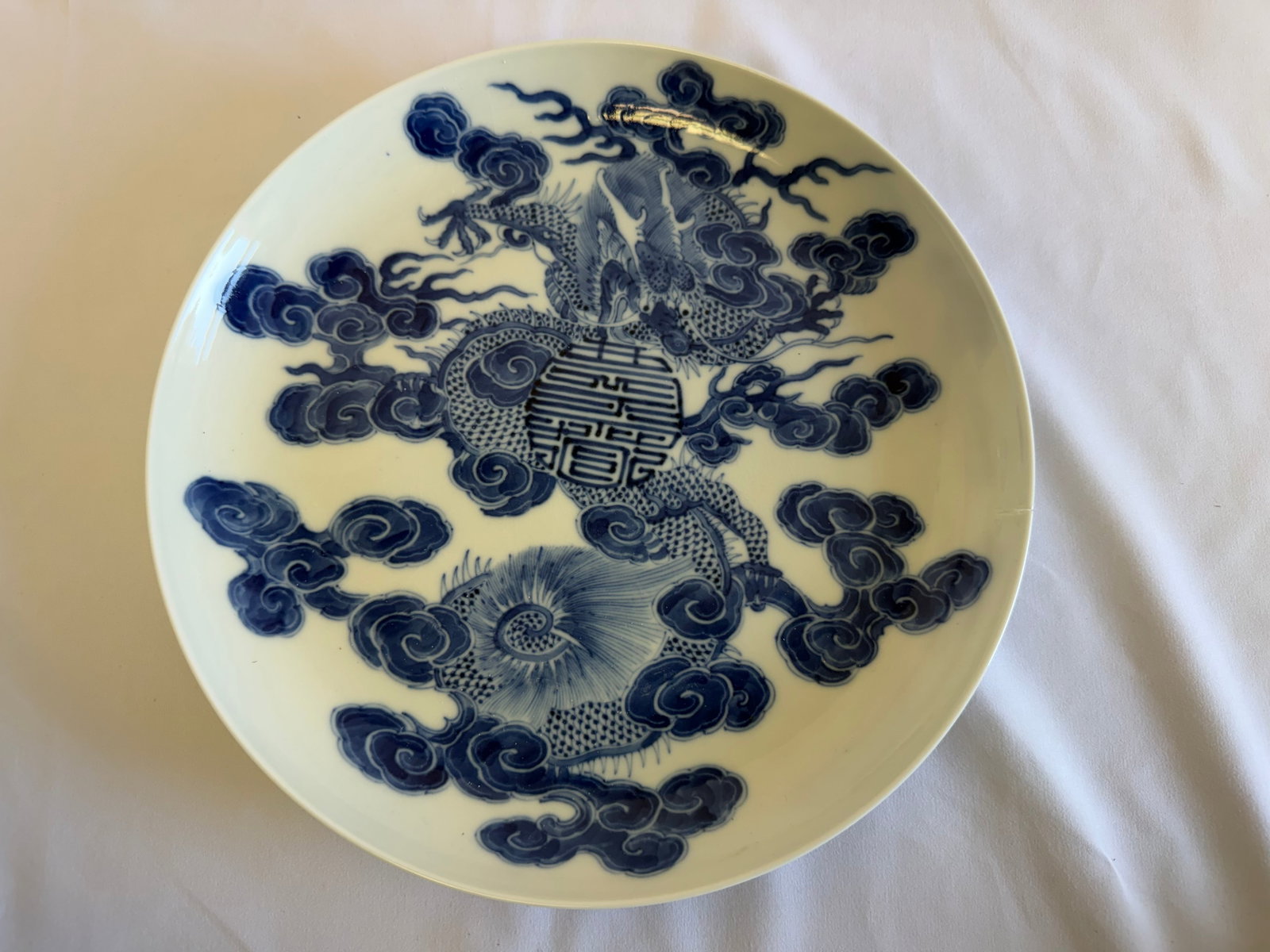 Chinese Blue And White dragon Porcelain China plate mark: Size: 10.25 inch. Provenance: From bear DE collector. Preview Day: Preview open On Sep 5th Sat 10AM-4 PM, welcome. We can offer Affordable, Reliable packing and shipping to all over the world for most