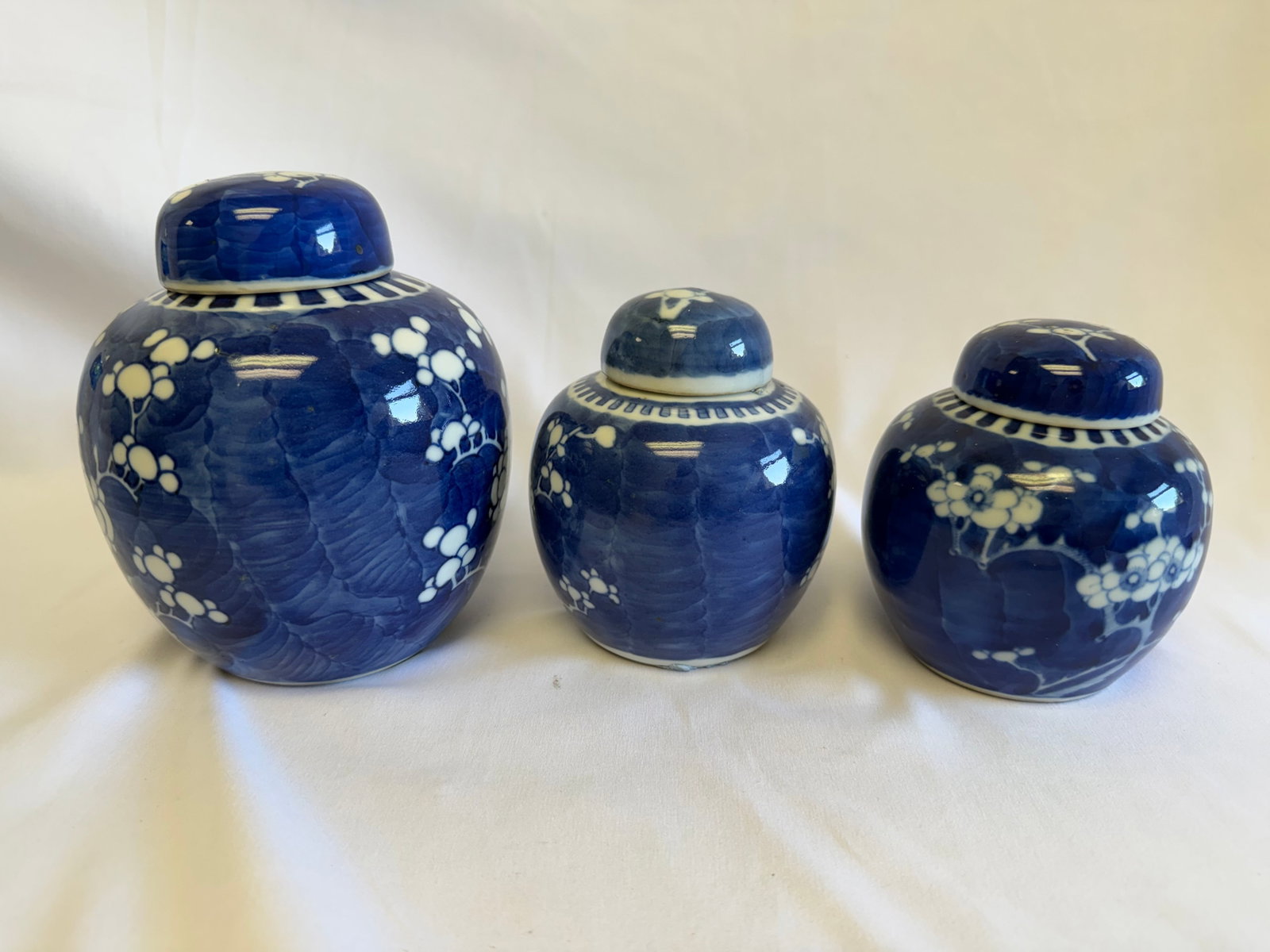 Set of 3 Chinese blue and white plum Porcelain lid jars: Size: 4.5-6.5 inch. Provenance: From bear DE collector. Preview Day: Preview open On Sep 5th Sat 10AM-4 PM, welcome. We can offer Affordable, Reliable packing and shipping to all over the world for mo