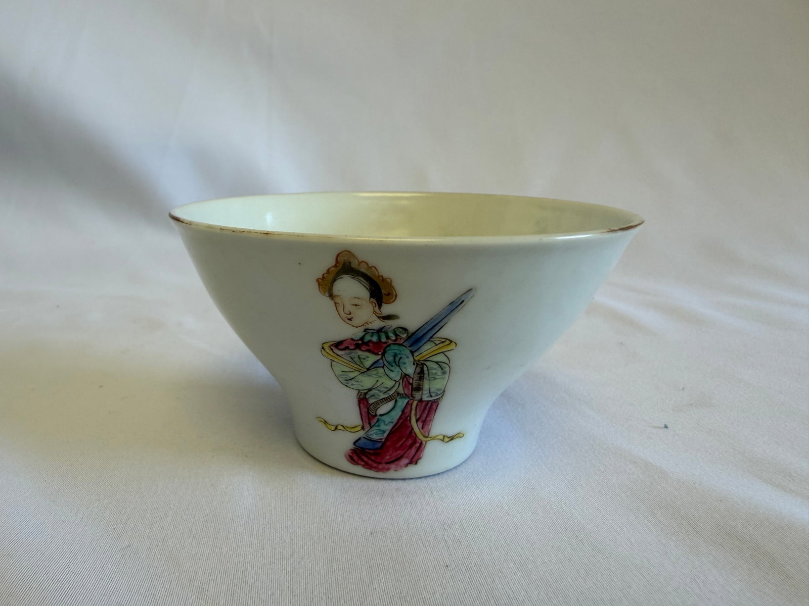Chinese famille rose ladies figures porcelain China bowl mark: Size: 3.5 inch. Provenance: From bear DE collector. Preview Day: Preview open On Sep 5th Sat 10AM-4 PM, welcome. We can offer Affordable, Reliable packing and shipping to all over the world for most i
