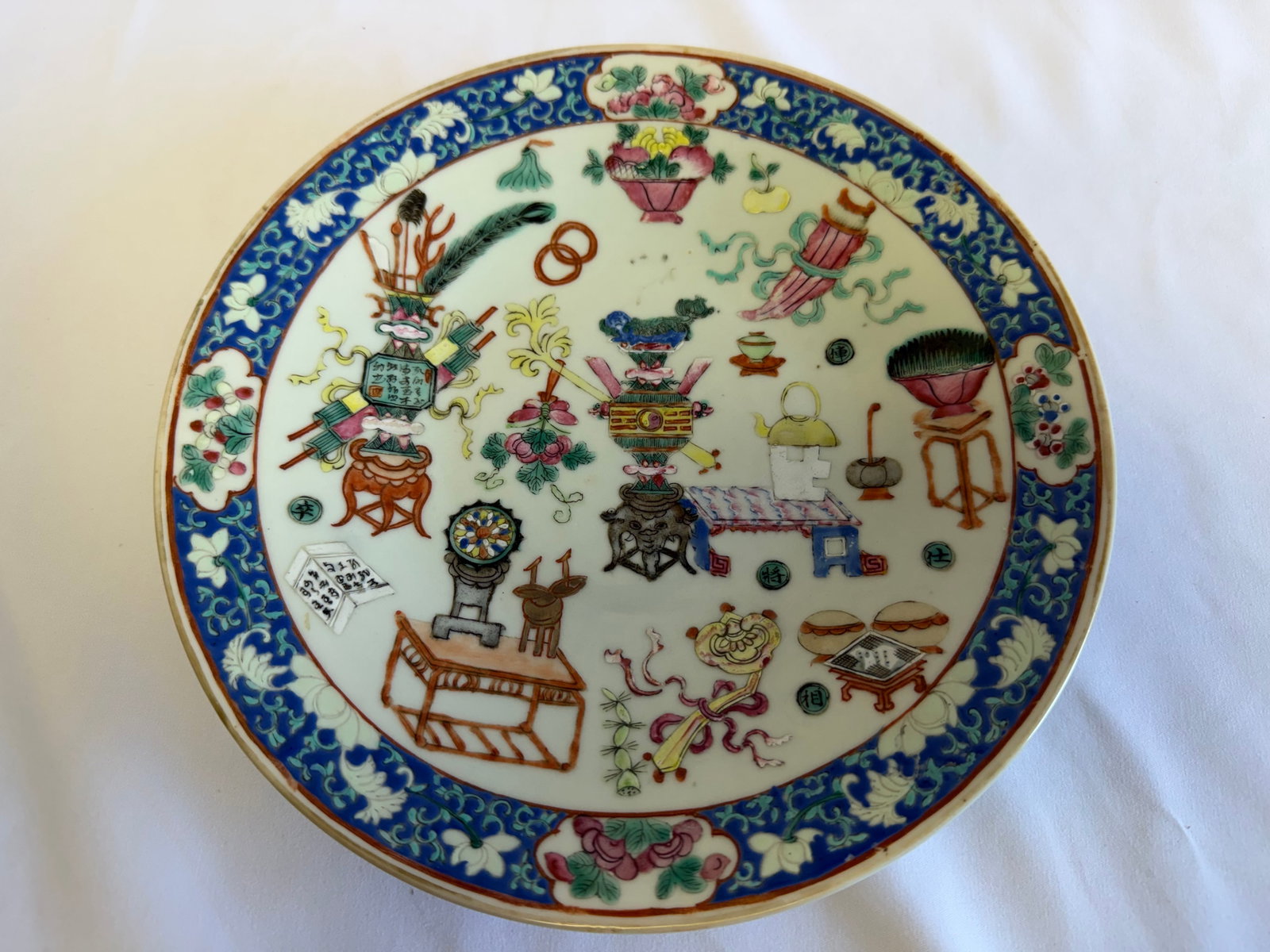 Chinese antique famille rose pattern porcelain China plate: Size: 9.5 inch. Provenance: From bear DE collector. Preview Day: Preview open On Sep 5th Sat 10AM-4 PM, welcome. We can offer Affordable, Reliable packing and shipping to all over the world for most i