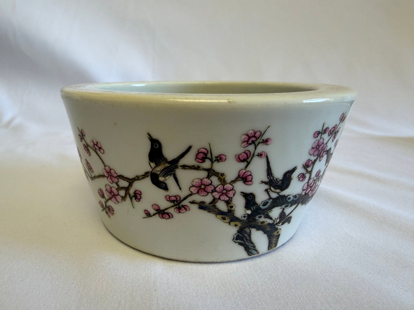 Chinese famille rose bird porcelain China bowl blue mark: Size: 4.5 inch. Provenance: From Christiana DE collector. Preview Day: Preview open On Sep 5th Sat 10AM-4 PM, welcome. We can offer Affordable, Reliable packing and shipping to all over the world for 