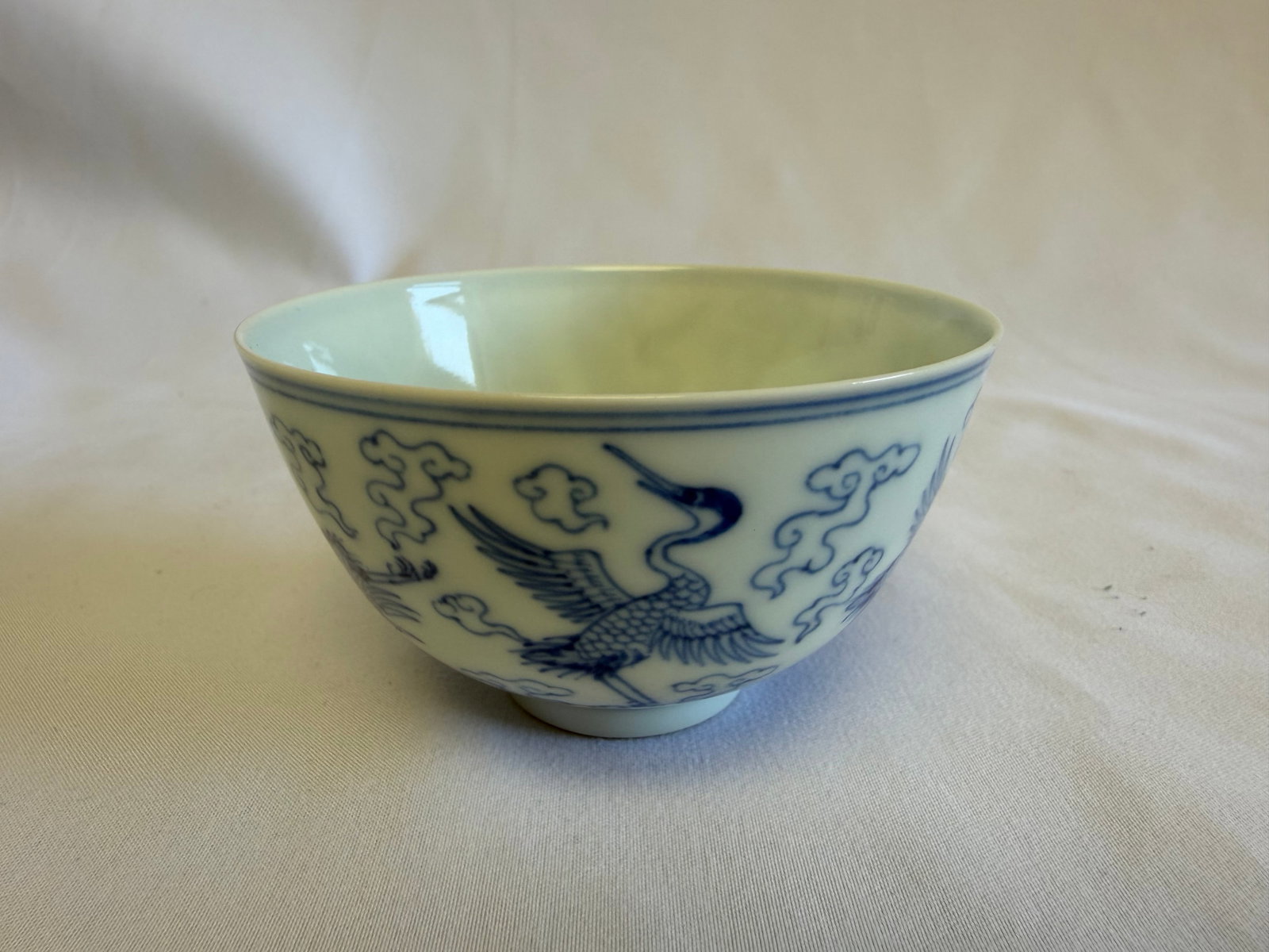 Chinese Blue And White birds Porcelain China bowl mark: Size: 3 inch. Provenance: From Christiana DE collector. Preview Day: Preview open On Sep 5th Sat 10AM-4 PM, welcome. We can offer Affordable, Reliable packing and shipping to all over the world for mo