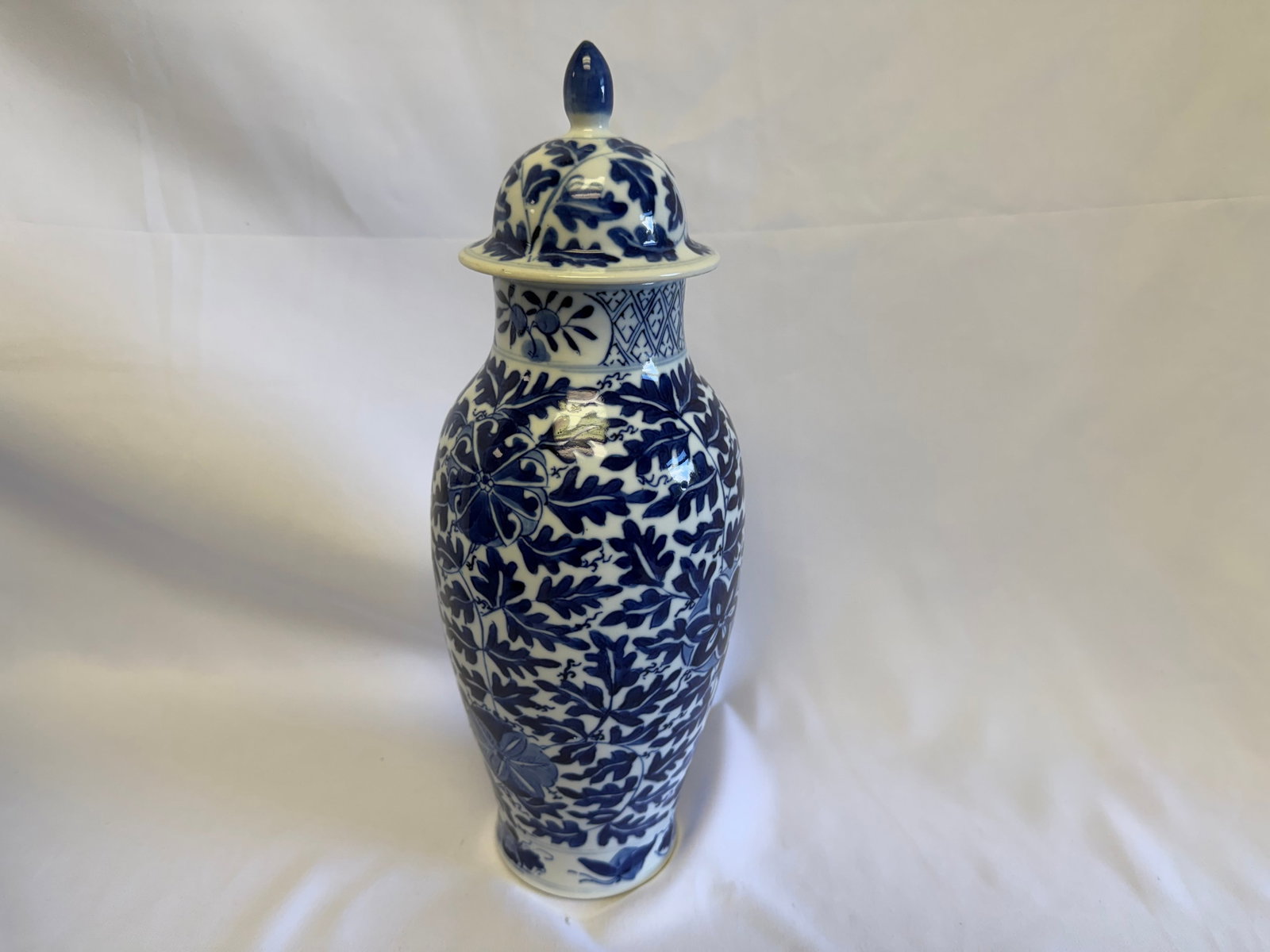 Chinese antique blue and white lotus porcelain lid vase mark: Size: 13 inch. Provenance: From Newport DE collector. Preview Day: Preview open On Sep 5th Sat 10AM-4 PM, welcome. We can offer Affordable, Reliable packing and shipping to all over the world for most