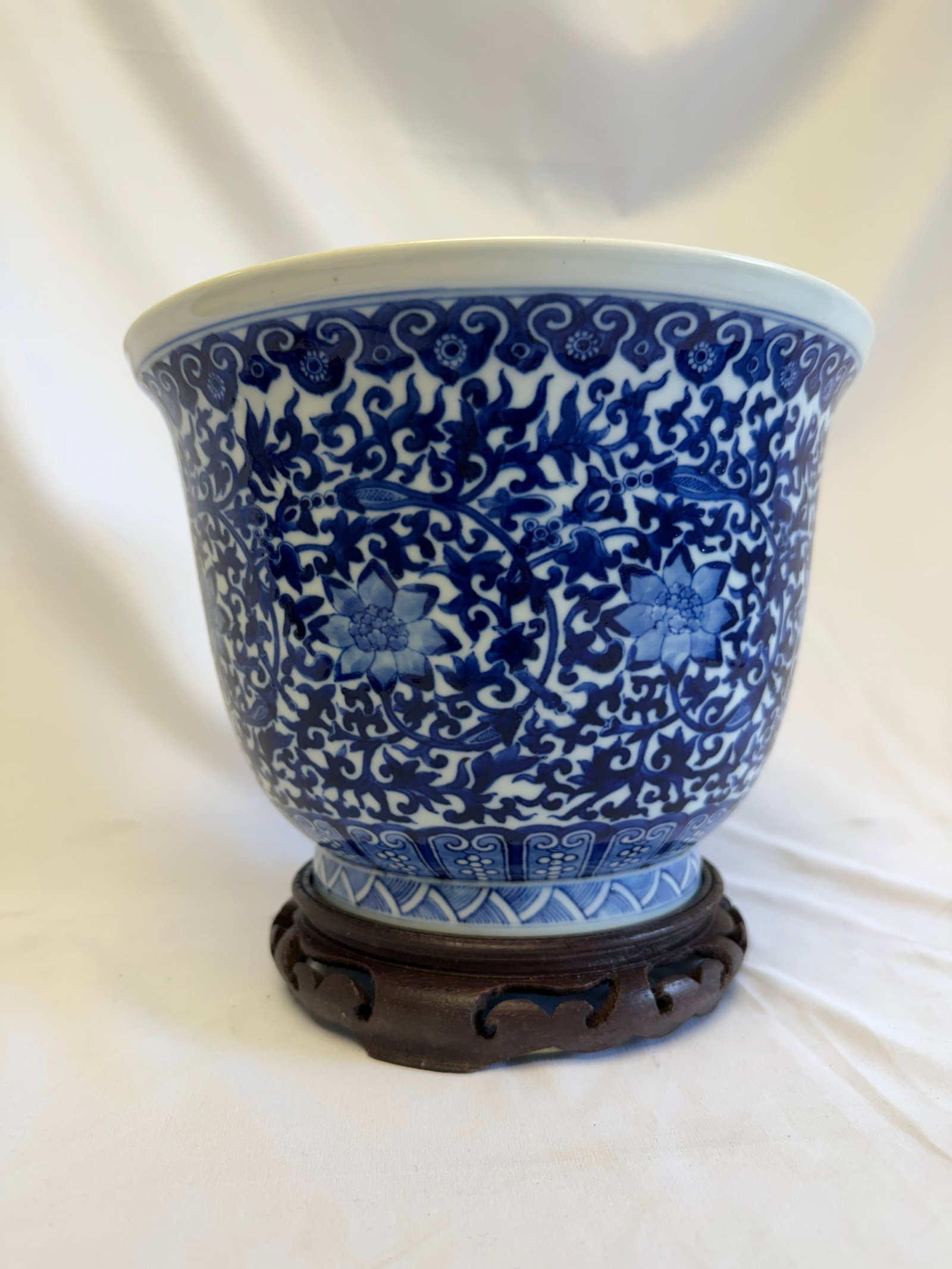 Large Chinese antique blue and white lotus porcelain flowerpot: Size: 10x7.2 inch. Provenance: From Newport DE collector. Preview Day: Preview open On Sep 5th Sat 10AM-4 PM, welcome. We can offer Affordable, Reliable packing and shipping to all over the world for 