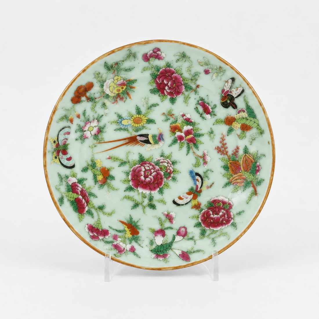 Chinese Famille Rose Plate: Size: 7 inch. Provenance: From Woodstown NJ collector. Preview Day: Preview open On Sep 5th Sat 10AM-4 PM, welcome. We can offer Affordable, Reliable packing and shipping to all over the world for mos