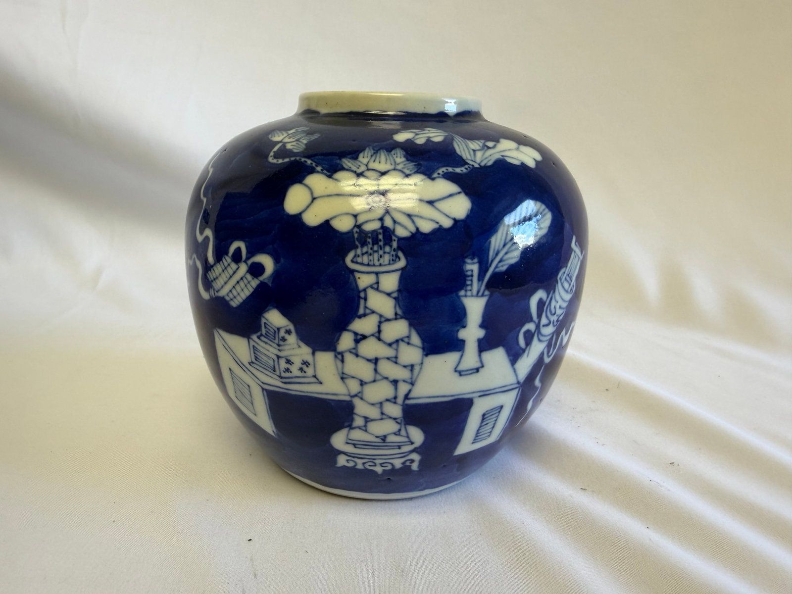 Chinese antique blue and white pattern porcelain jar mark: Size: 5 inch. Provenance: From Woodstown NJ collector. Preview Day: Preview open On Sep 5th Sat 10AM-4 PM, welcome. We can offer Affordable, Reliable packing and shipping to all over the world for mos