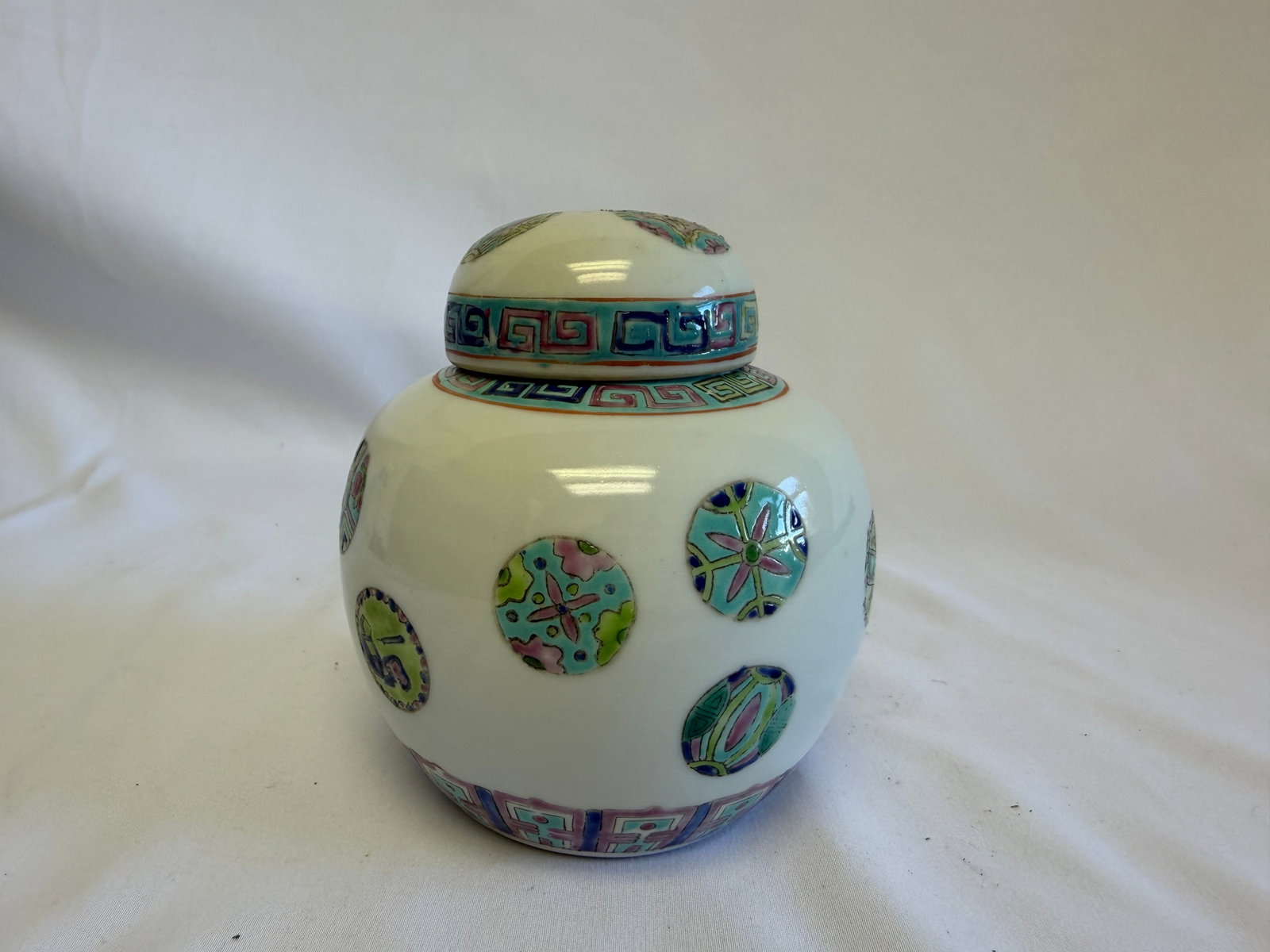 Chinese antique famille rose pattern porcelain China lid jar: Size: 4.7 inch. Provenance: From Woodstown NJ collector. Preview Day: Preview open On Sep 5th Sat 10AM-4 PM, welcome. We can offer Affordable, Reliable packing and shipping to all over the world for m