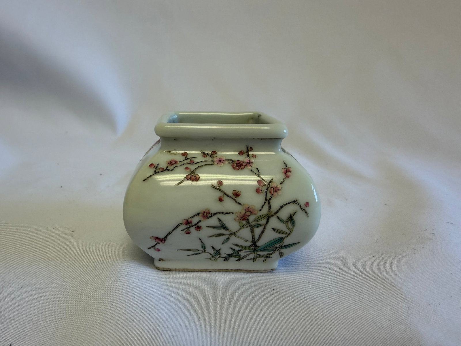 Chinese famille rose flowers China porcelain water pot mark: Size: 2.5 inch. Provenance: From Woodstown NJ collector. Preview Day: Preview open On Sep 5th Sat 10AM-4 PM, welcome. We can offer Affordable, Reliable packing and shipping to all over the world for m
