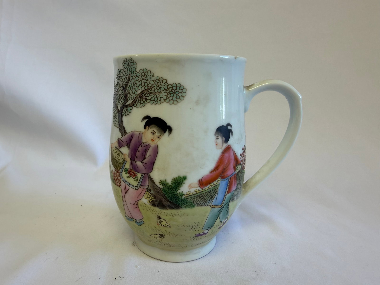 Chinese famille rose children China porcelain mug mark: Size: 5.7 inch. Provenance: From Woodstown NJ collector. Preview Day: Preview open On Sep 5th Sat 10AM-4 PM, welcome. We can offer Affordable, Reliable packing and shipping to all over the world for m