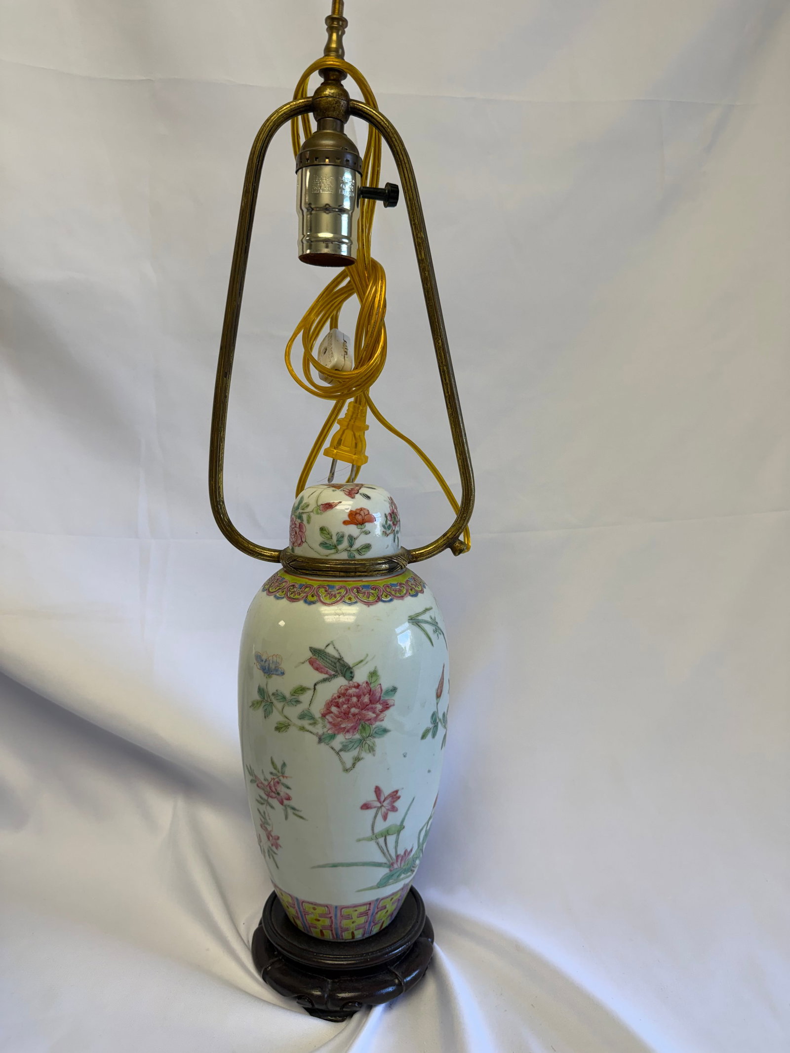 Chinese antique famille rose flowers China porcelain vase lamp: Size: the vase with the stand high 10.5 inch. Provenance: From Woodstown NJ collector. Preview Day: Preview open On Sep 5th Sat 10AM-4 PM, welcome. We can offer Affordable, Reliable packing and shippi