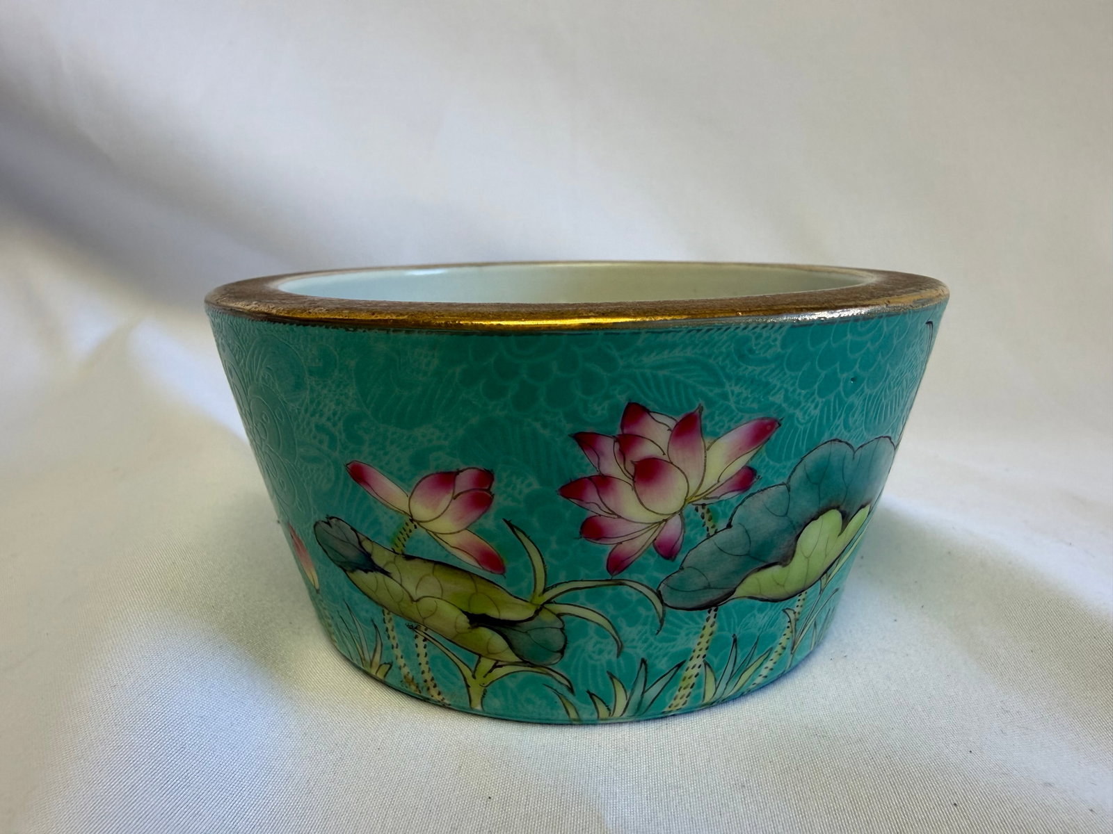 Chinese famille rose green flowers China porcelain bowl mark: Size: 4.5 inch. Provenance: From Woodstown NJ collector. Preview Day: Preview open On Sep 5th Sat 10AM-4 PM, welcome. We can offer Affordable, Reliable packing and shipping to all over the world for m