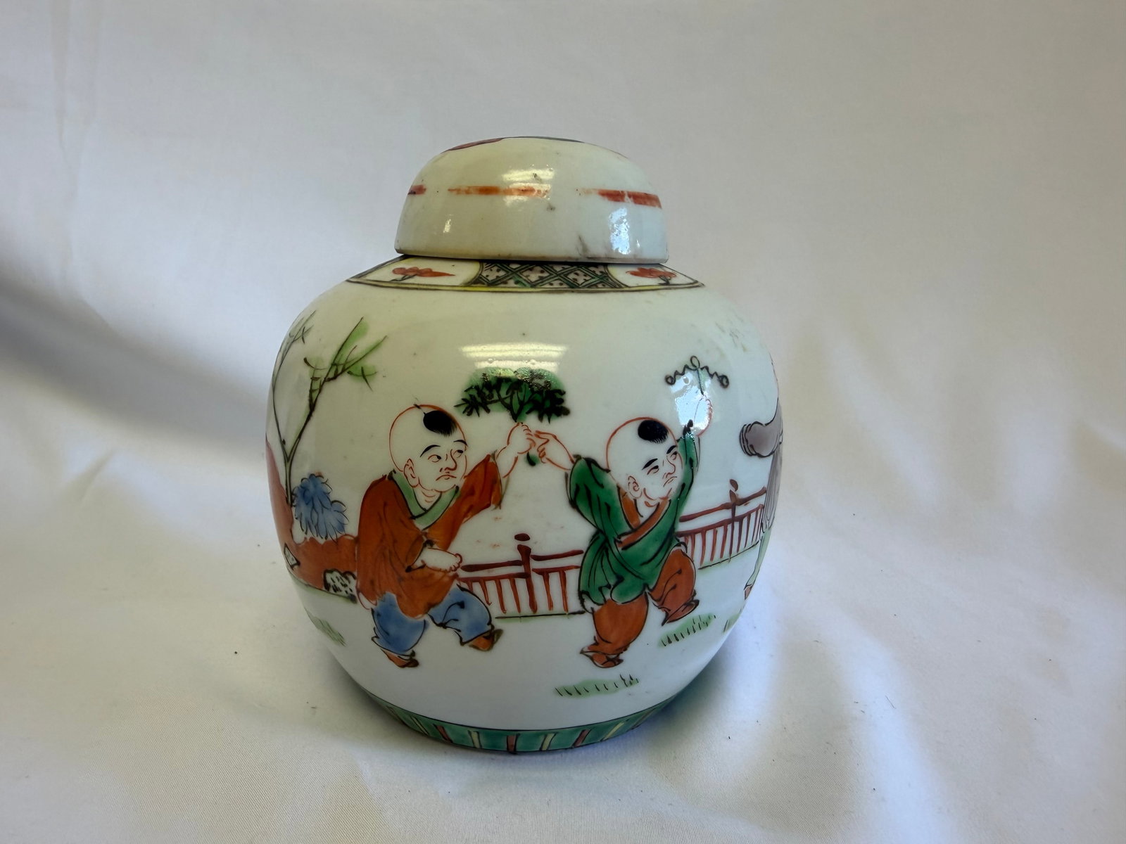 Chinese antique famille rose children porcelain lid jar mark: Size: 6.25 inch. Provenance: From Woodstown NJ collector. Preview Day: Preview open On Sep 5th Sat 10AM-4 PM, welcome. We can offer Affordable, Reliable packing and shipping to all over the world for 