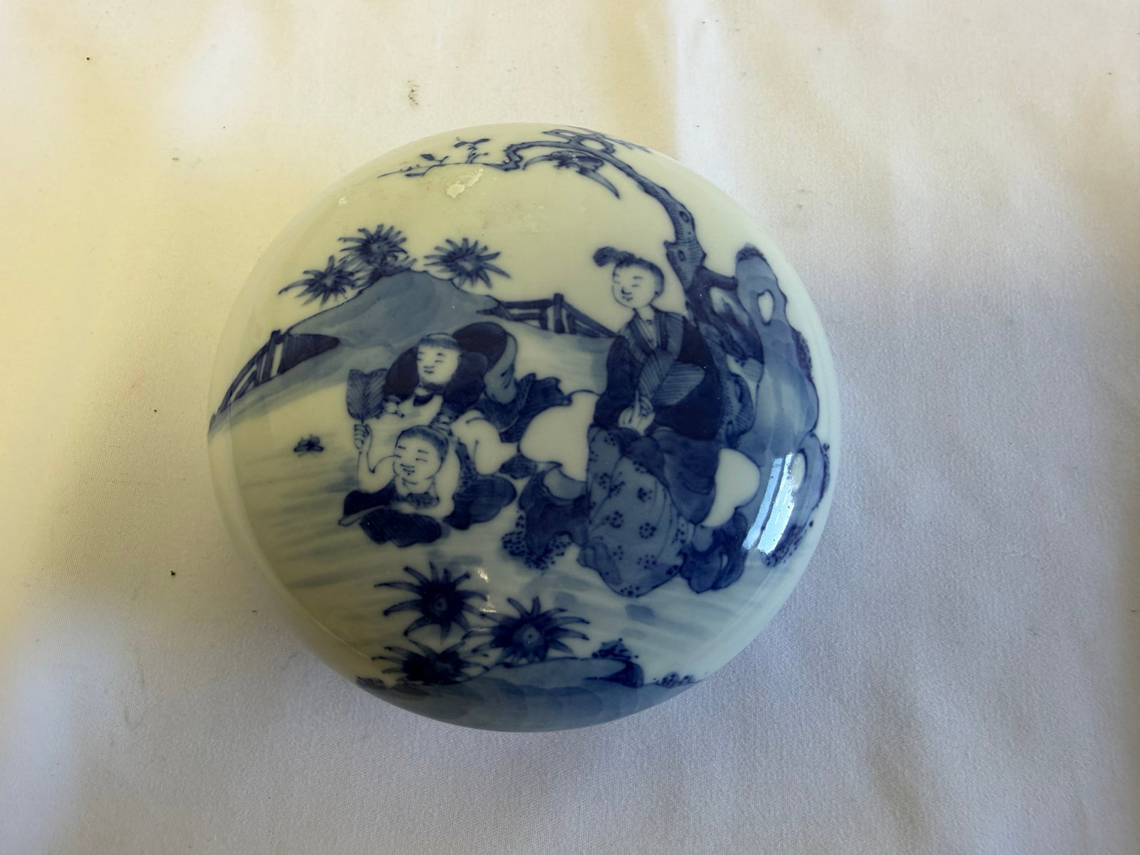 Chinese Blue And White children Porcelain China lid box mark: Size: 4.25 inch. Provenance: From Woodstown NJ collector. Preview Day: Preview open On Sep 5th Sat 10AM-4 PM, welcome. We can offer Affordable, Reliable packing and shipping to all over the world for 