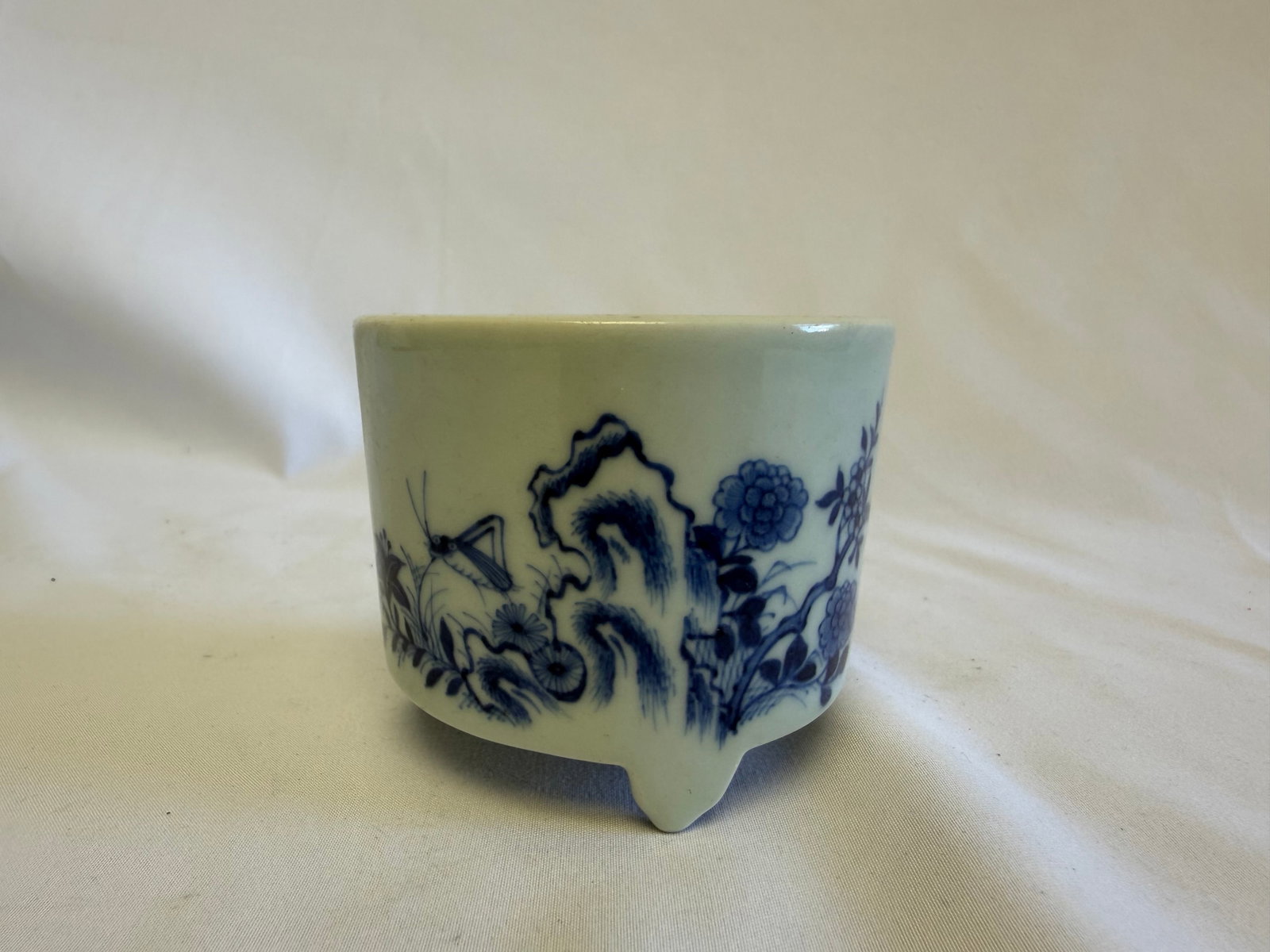 Chinese blue and white birds porcelain incense burner mark: Size: width 3 inch. Provenance: From Allentown PA collector. Preview Day: Preview open On Sep 5th Sat 10AM-4 PM, welcome. We can offer Affordable, Reliable packing and shipping to all over the world f