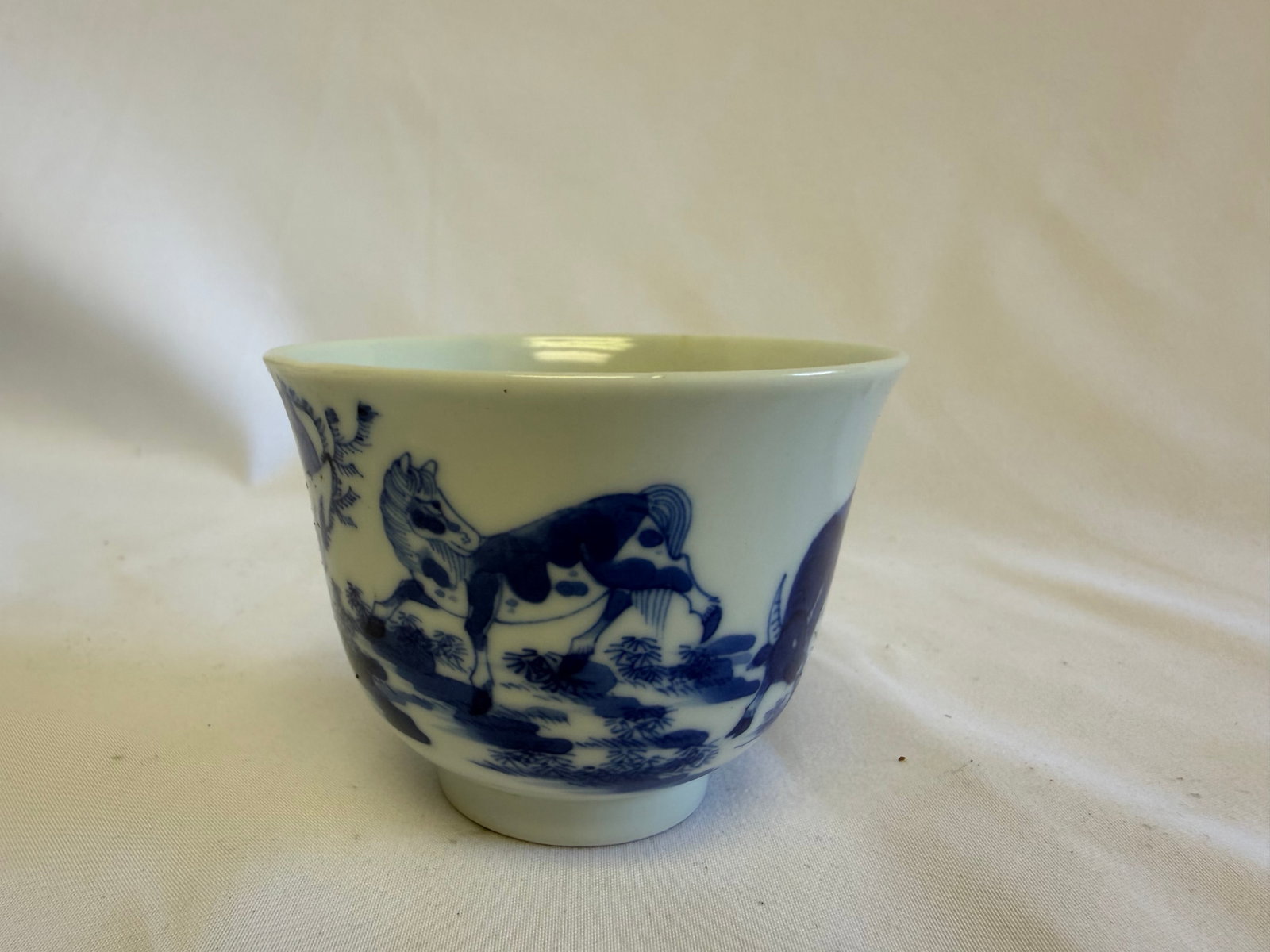 Chinese blue and white pattern animals porcelain tea cup mark: Size: 2.8 inch. Provenance: From Allentown PA collector. Preview Day: Preview open On Sep 5th Sat 10AM-4 PM, welcome. We can offer Affordable, Reliable packing and shipping to all over the world for m