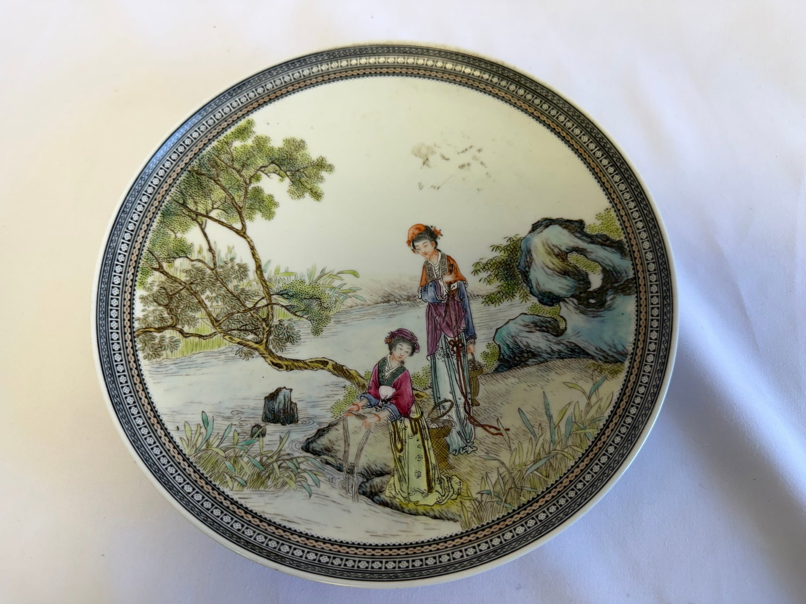 Chinese famille rose figures porcelain China hang plate: Size: 8.5 inch. Provenance: From Allentown PA collector. Preview Day: Preview open On Sep 5th Sat 10AM-4 PM, welcome. We can offer Affordable, Reliable packing and shipping to all over the world for m