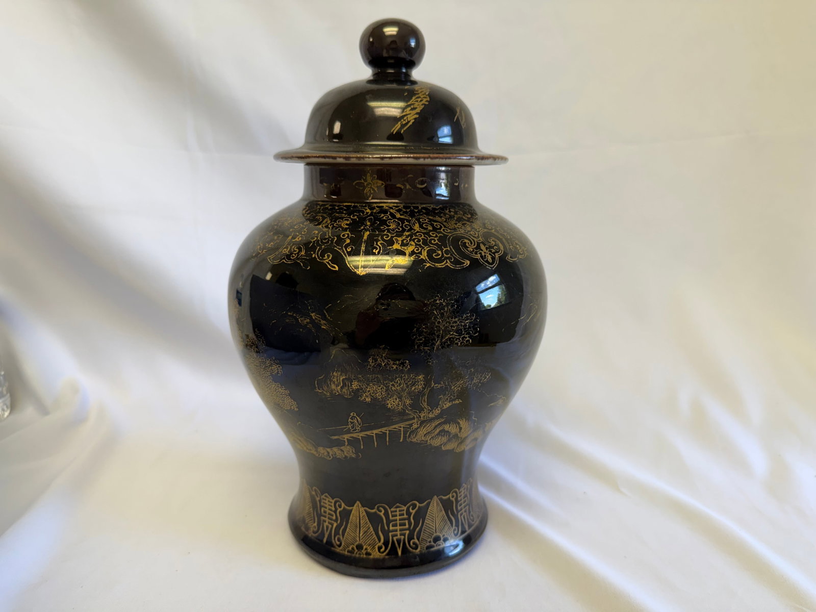 Chinese black glazed gilded porcelain lid jar (1 of 6)