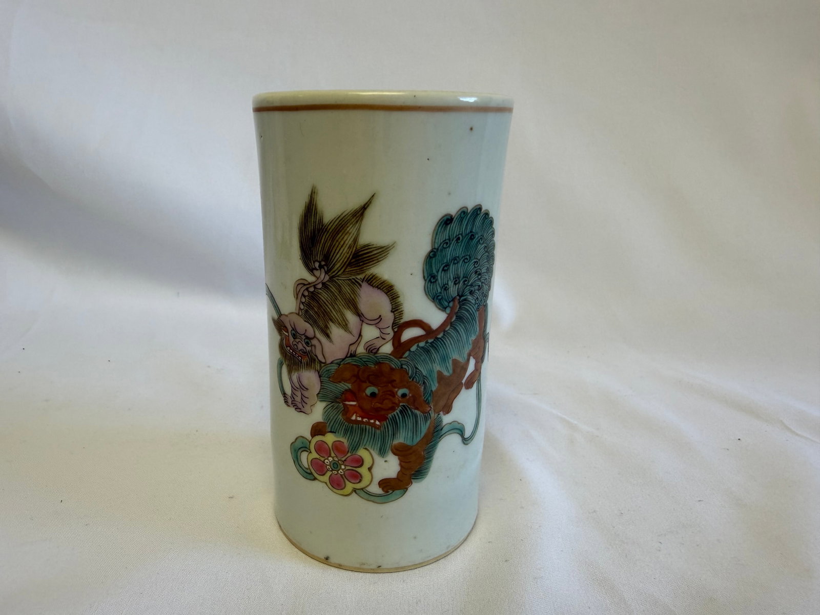 Chinese famille rose lions porcelain China scholar brush pot: Size: 4.7 inch. Provenance: From Allentown PA collector. Preview Day: Preview open On Sep 5th Sat 10AM-4 PM, welcome. We can offer Affordable, Reliable packing and shipping to all over the world for m