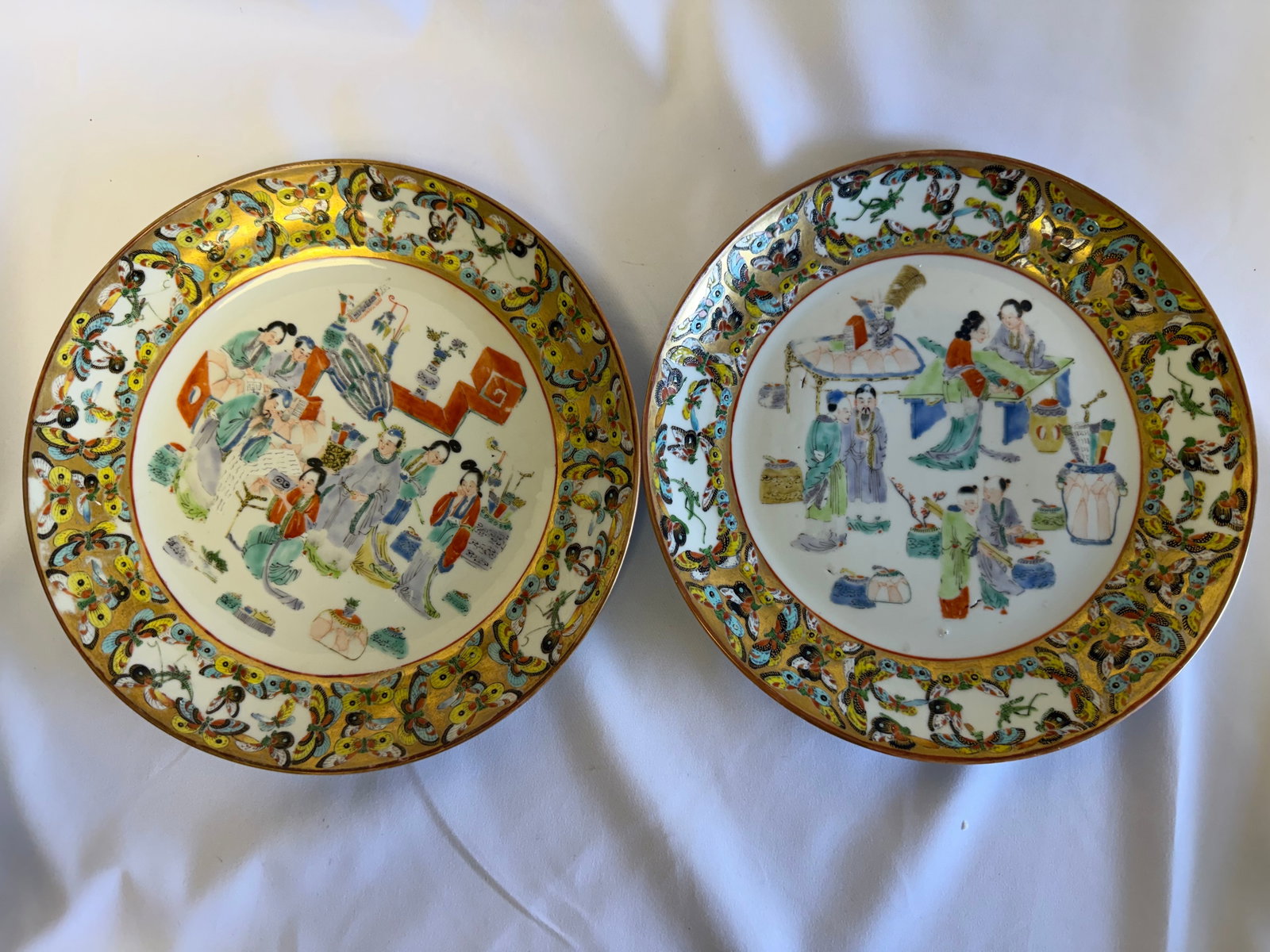 Pair of Chinese famille rose figures porcelain China plates (1 of 4)