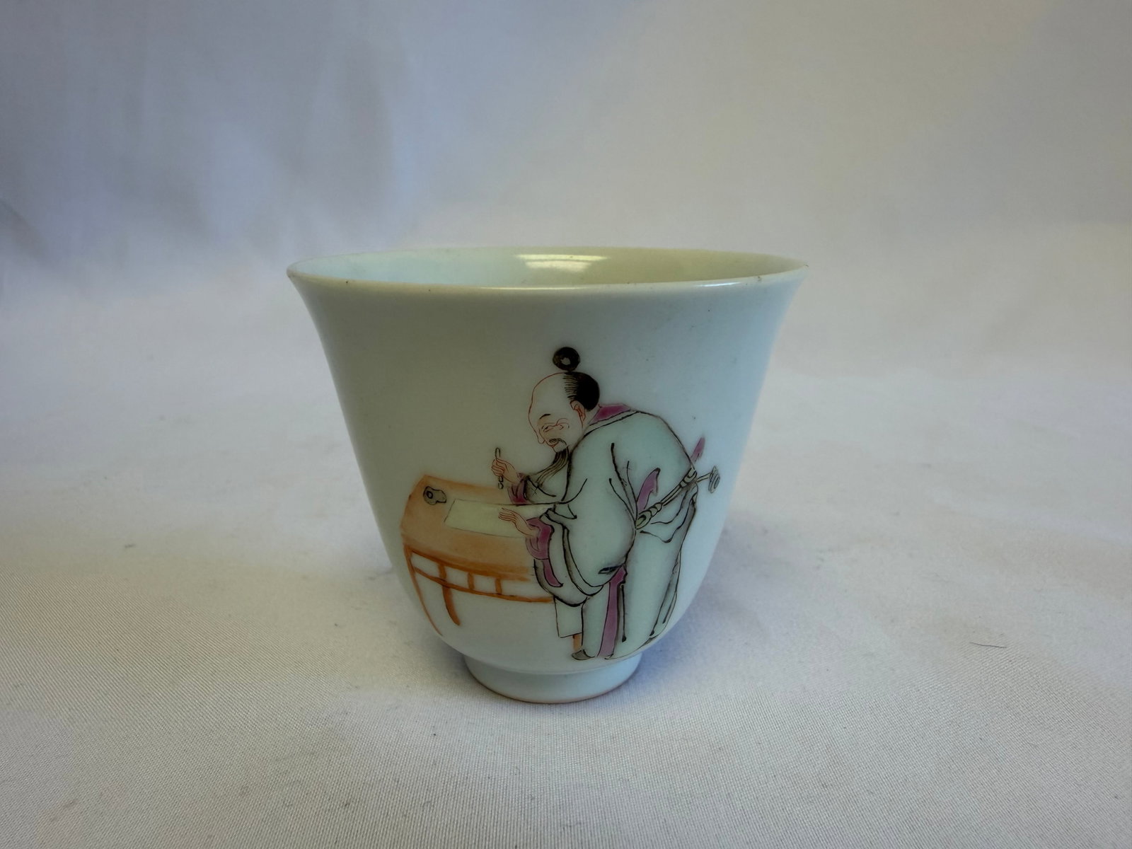 Chinese famille rose Porcelain cup red mark: Size: 2.5 inch. Provenance: From Glassboro PA collector. Preview Day: Preview open On Sep 5th Sat 10AM-4 PM, welcome. We can offer Affordable, Reliable packing and shipping to all over the world for m