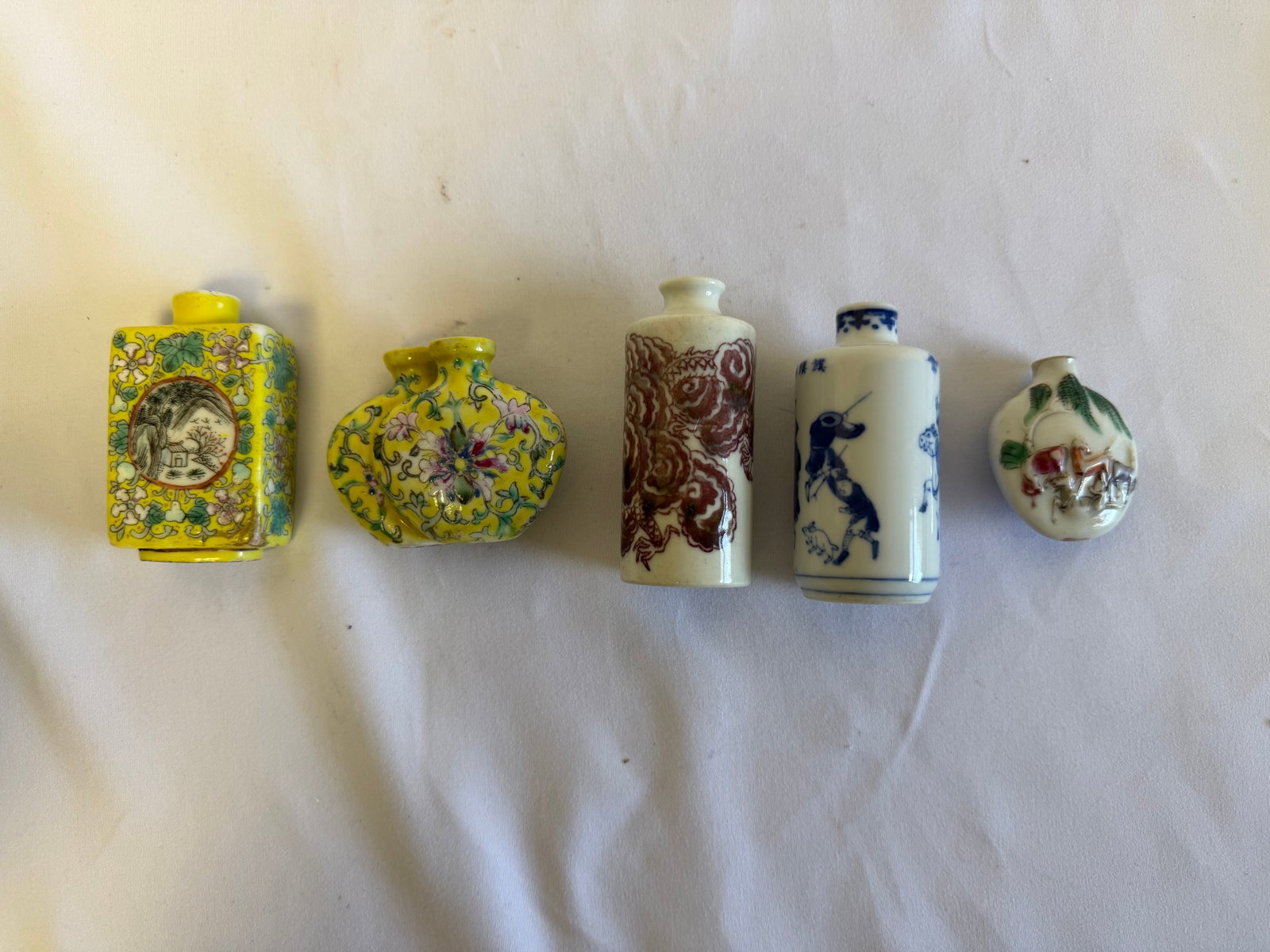 Set of 5 Chinese blue and white famille rose snuff bottles mark (1 of 4)