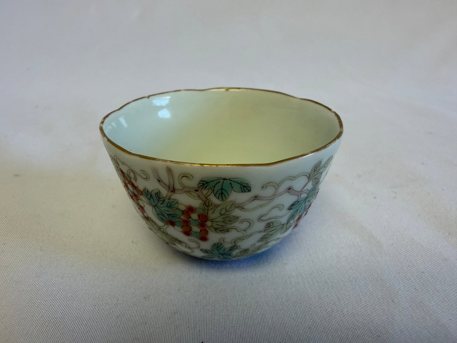 Chinese famille rose small cup mark: Size: 2 inch. Provenance: From Glassboro PA collector. Preview Day: Preview open On Sep 5th Sat 10AM-4 PM, welcome. We can offer Affordable, Reliable packing and shipping to all over the world for mos