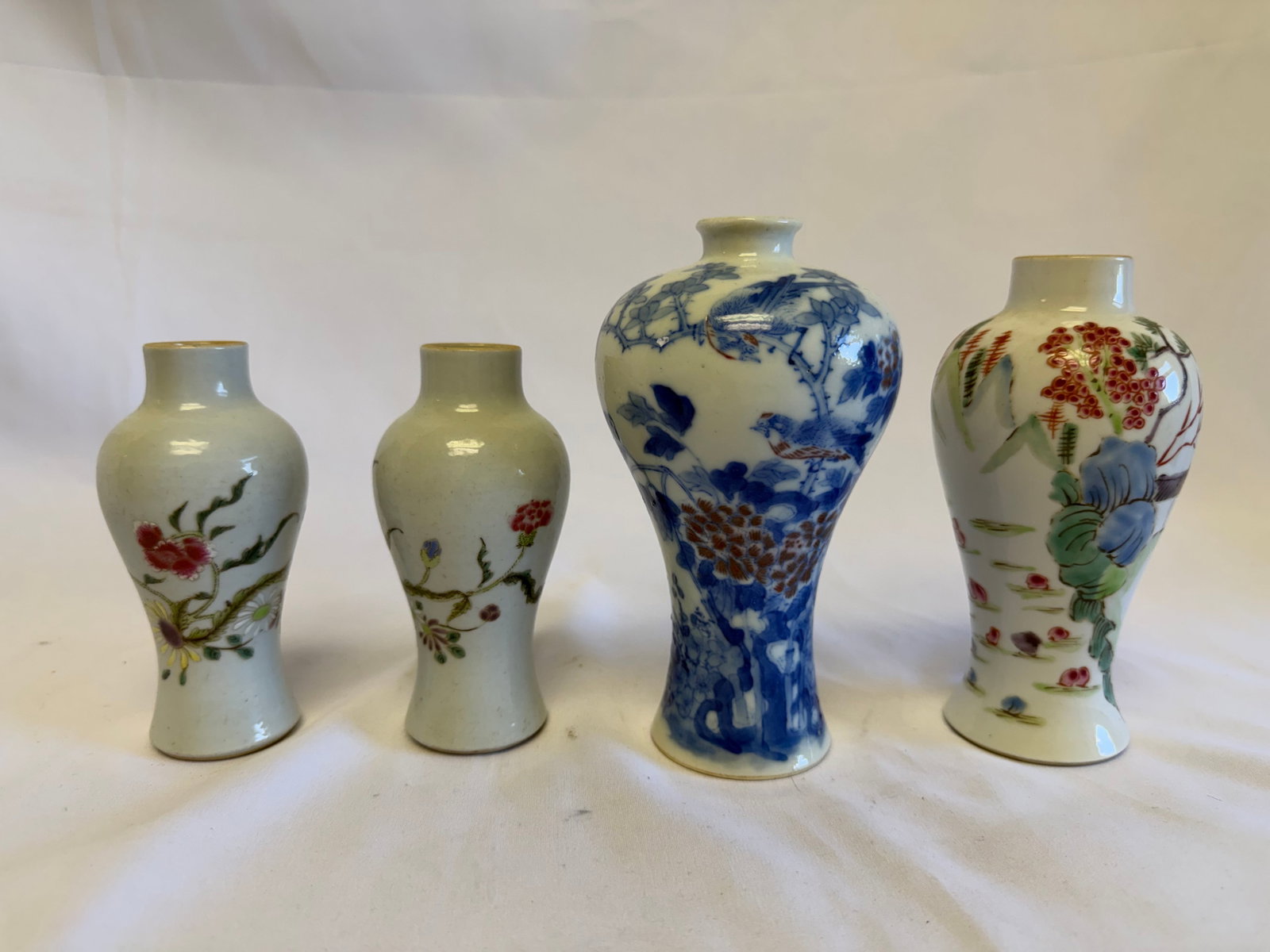 Set of 4 Chinese antique export famille rose porcelain China vases: Size: 4.5-5.75 inch. Provenance: From West Chester PA collector. Preview Day: Preview open On Sep 5th Sat 10AM-4 PM, welcome. We can offer Affordable, Reliable packing and shipping to all over the wor