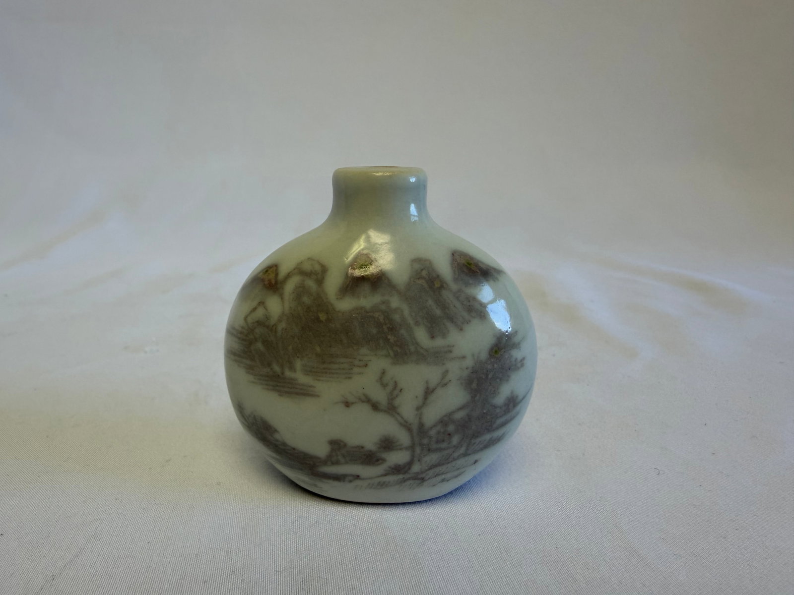 Chinese red landscape Porcelain snuff bottle blue and white mark: Size: 2.4 inch. Provenance: From West Chester PA collector. Preview Day: Preview open On Sep 5th Sat 10AM-4 PM, welcome. We can offer Affordable, Reliable packing and shipping to all over the world fo