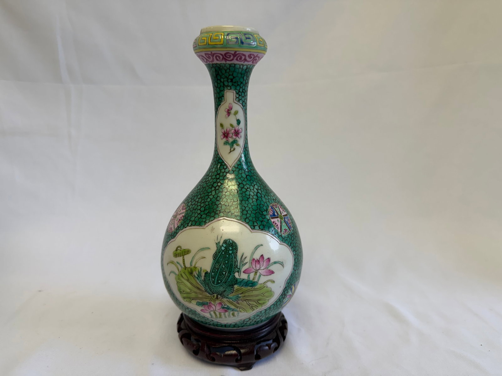 Chinese famille rose porcelain China vase: Size: 8.5 inch. Provenance: From West Chester PA collector. Preview Day: Preview open On Sep 5th Sat 10AM-4 PM, welcome. We can offer Affordable, Reliable packing and shipping to all over the world fo