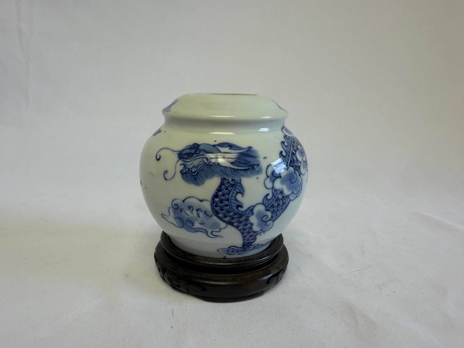 Chinese Blue And White dragon Porcelain China bowl mark: Size: Tall 3 inch. Provenance: From West Chester PA collector. Preview Day: Preview open On Sep 5th Sat 10AM-4 PM, welcome. We can offer Affordable, Reliable packing and shipping to all over the world