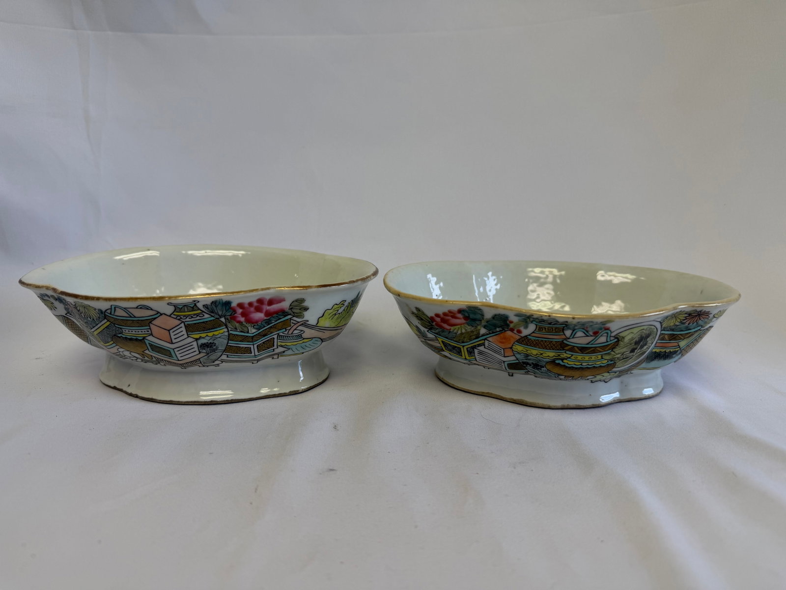 Pair of Chinese antique famille rose pattern porcelain China bowls mark: Size: 7.6 inch. Provenance: From West Chester PA collector. Preview Day: Preview open On Sep 5th Sat 10AM-4 PM, welcome. We can offer Affordable, Reliable packing and shipping to all over the world fo