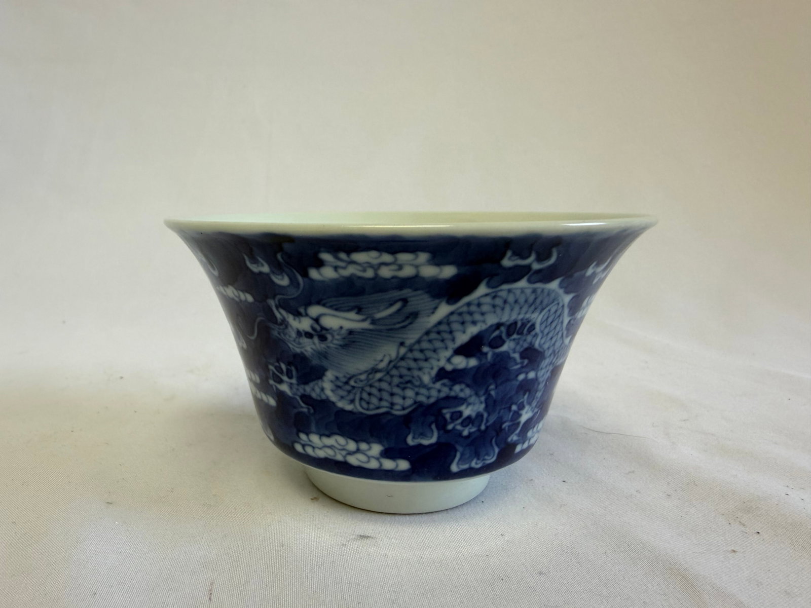 Chinese Blue And White dragons Porcelain China bowl mark: Size: 4 inch. Provenance: From West Chester PA collector. Preview Day: Preview open On Sep 5th Sat 10AM-4 PM, welcome. We can offer Affordable, Reliable packing and shipping to all over the world for 